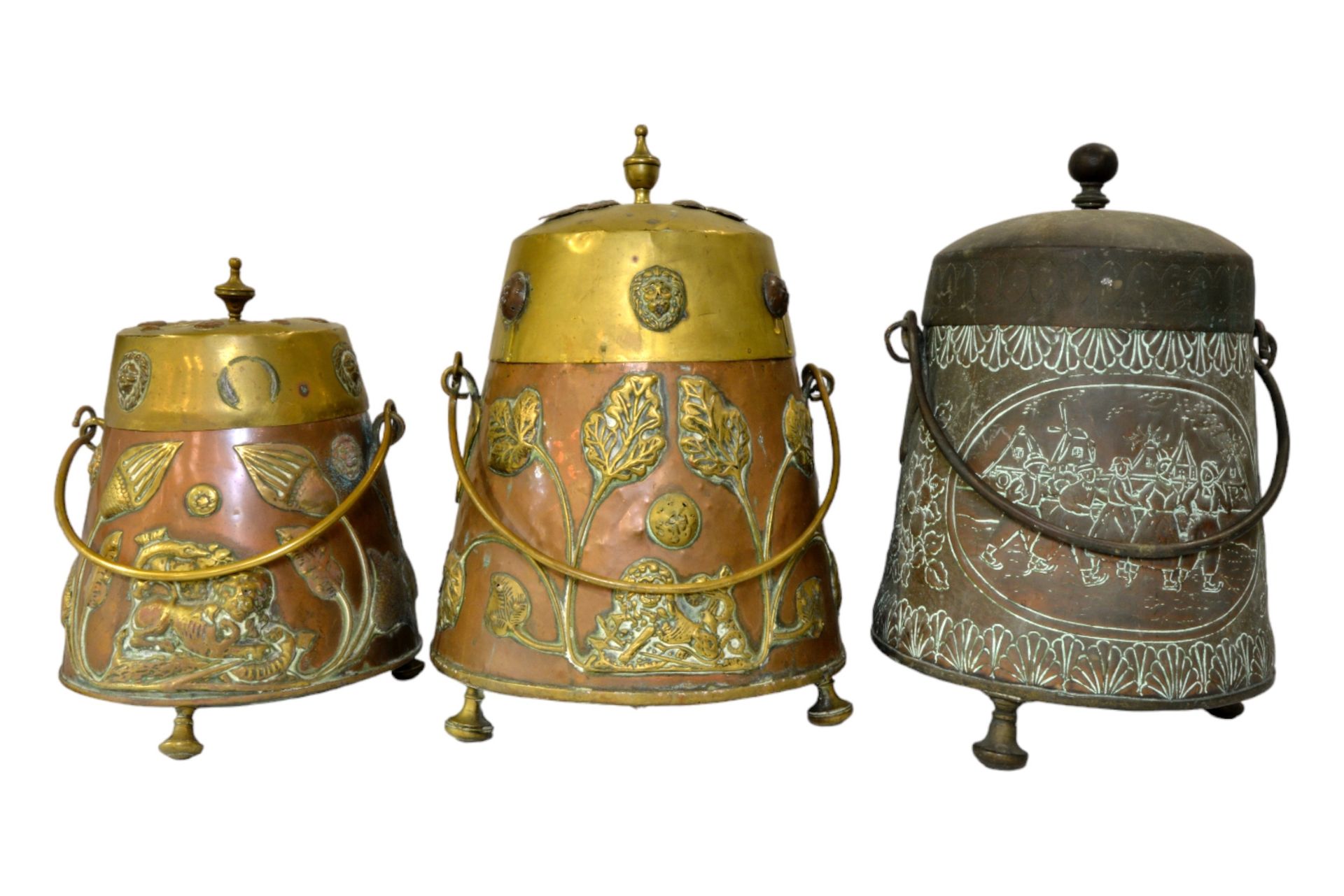 Null 一个装饰有花卉和动物图案的荷兰铜和黄铜有盖煤桶，另一个较小的煤桶和一个浮雕装饰有荷兰场景的煤桶。最大 43 厘米