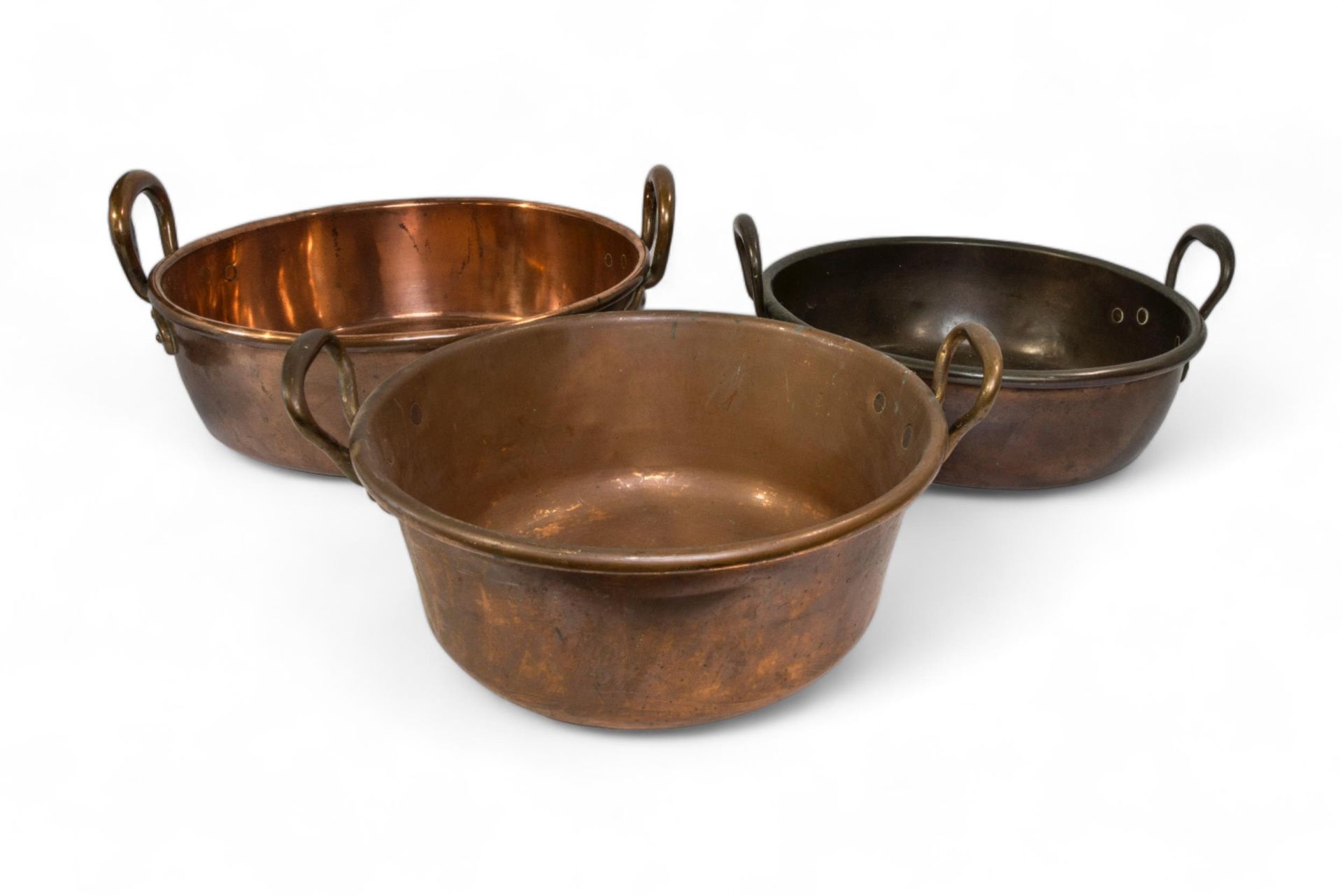 Null 一个双柄铜锅和另外两个。直径 38 厘米