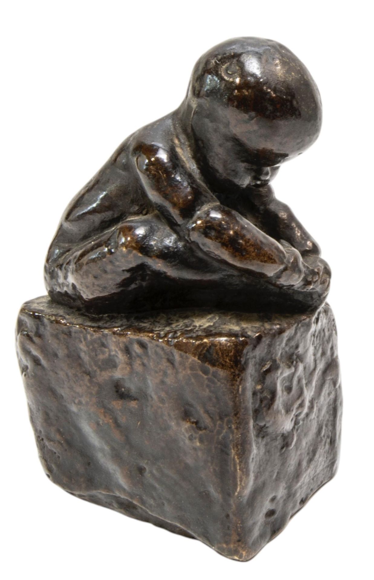 Null 一个抱着脚的铸铜婴儿雕像，坐在一个长方形基座上，上面有模糊不清的签名和编号 "No.1" 高 12 厘米