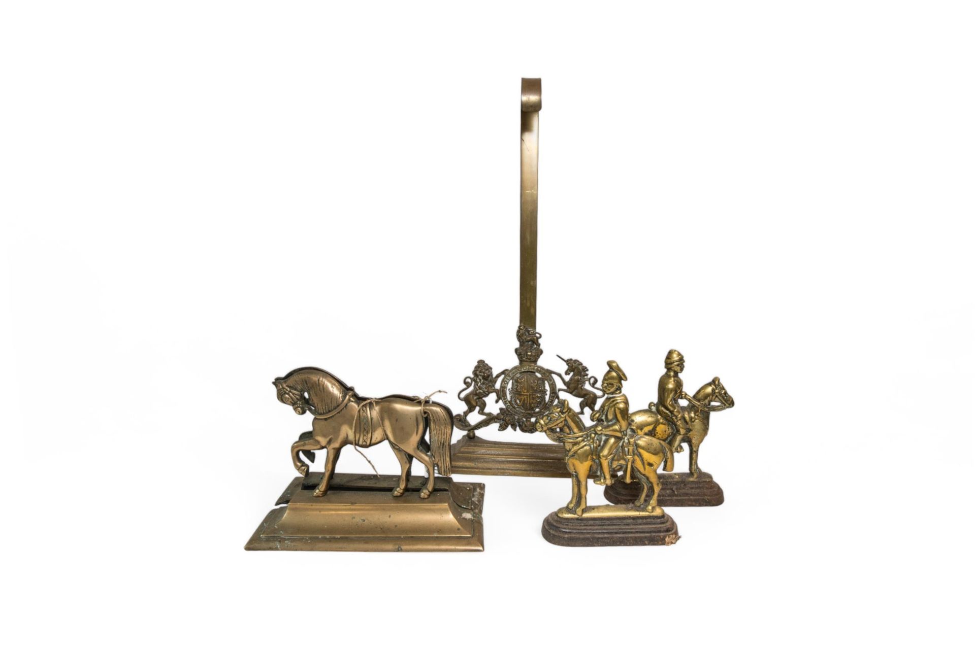 Null 一对维多利亚时期的黄铜马形壁炉平底锅，一对是骑兵造型的黄铜和铁制平底锅，另一个带有皇家盾徽和后来添加的黄铜把手。最大尺寸 63 厘米