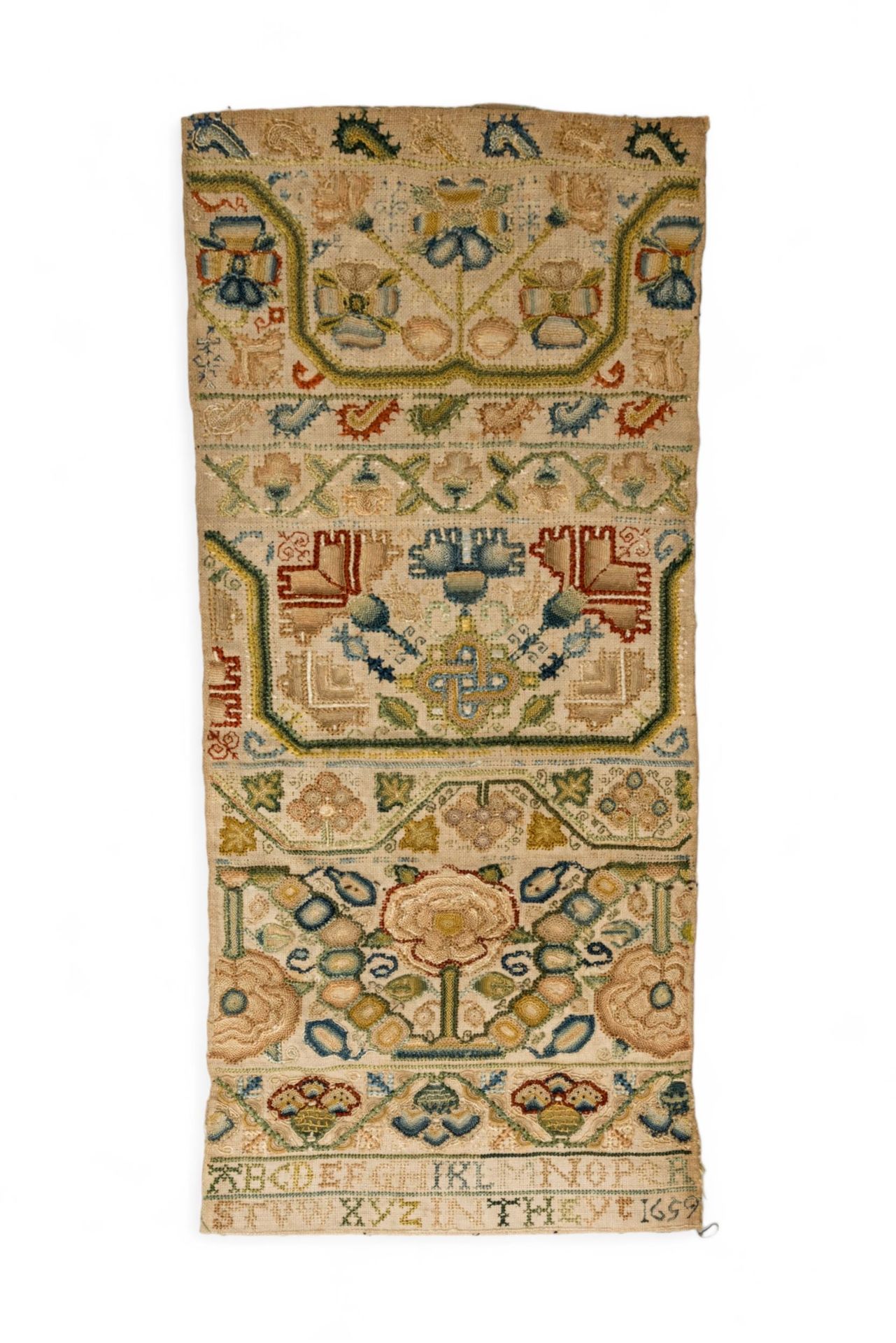 Null 一件 17 世纪带状取样器，制作精细，有花朵面板和蜿蜒的花朵图案带，底部有字母和 "I N Theyt 1659 "字样。41 x 18 厘米