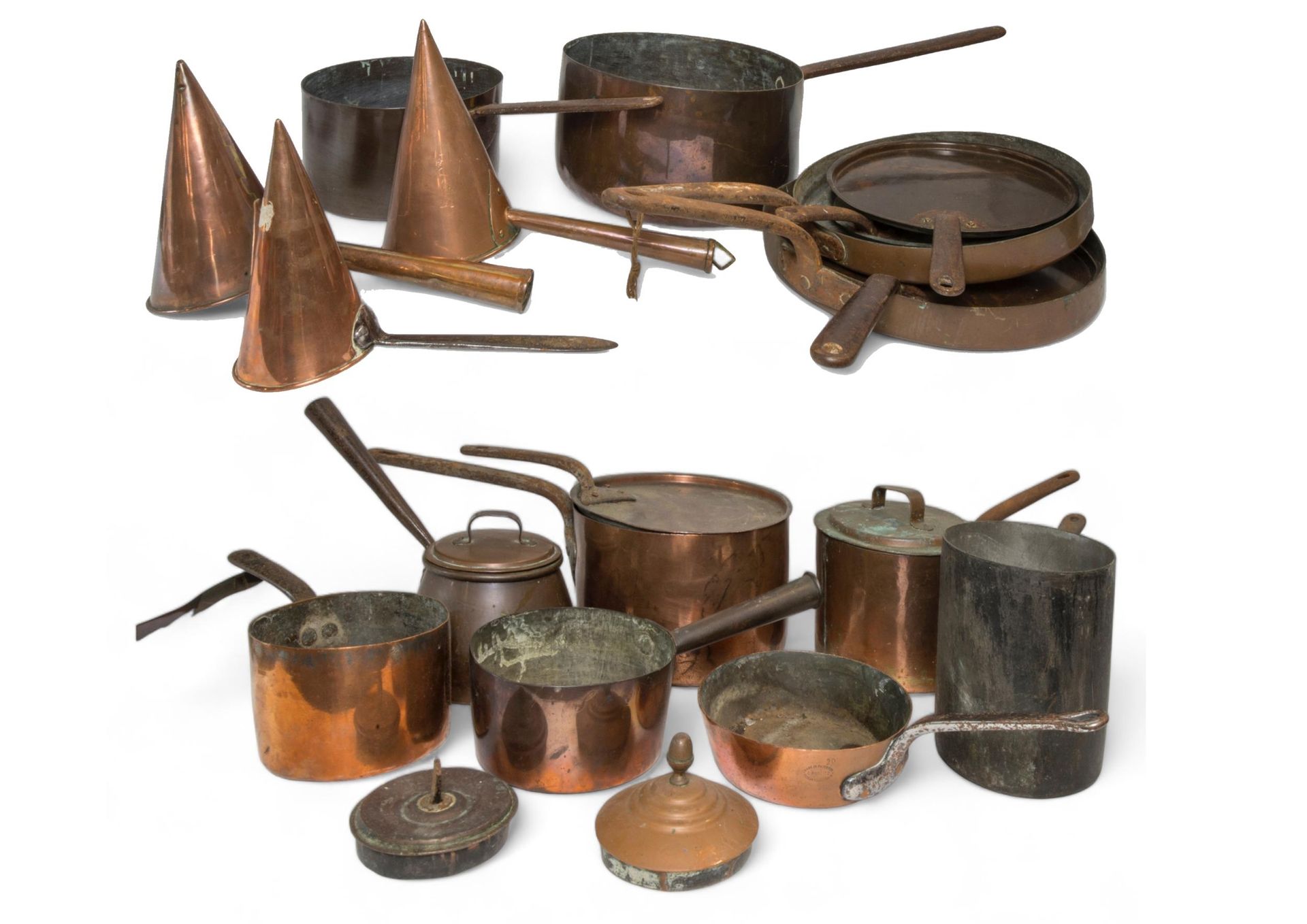 Null 一个带盖的维多利亚时期大铜锅，以及一些维多利亚时期和后期的铜锅和烹饪用品。一批物品。