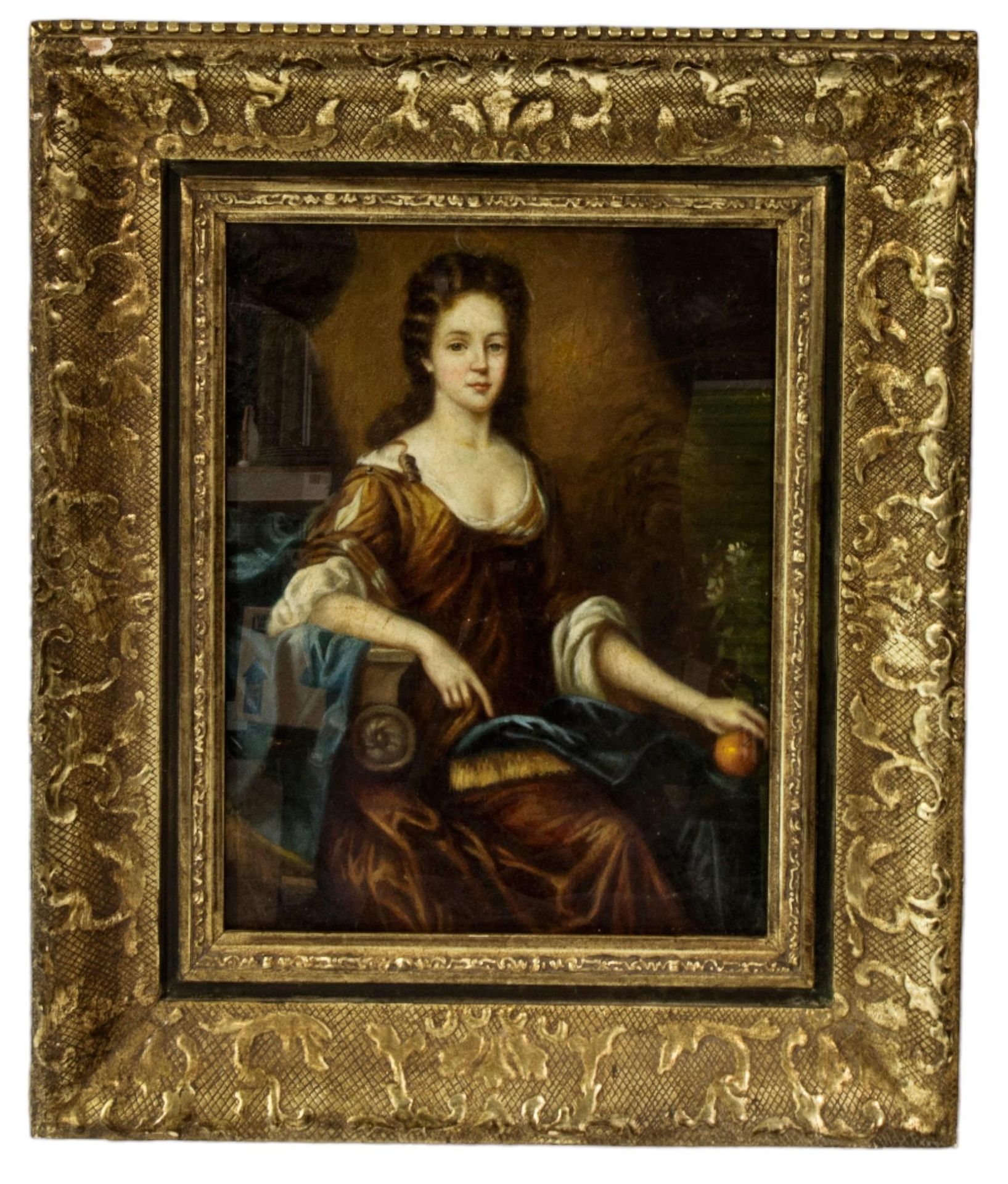 Null 一幅 18 世纪油画肖像，镶嵌在画板上，描绘了一位身着优雅长袍的贵妇人坐姿，她的左手放在一个苹果上，上釉并装裱 33 x 25.5 厘米