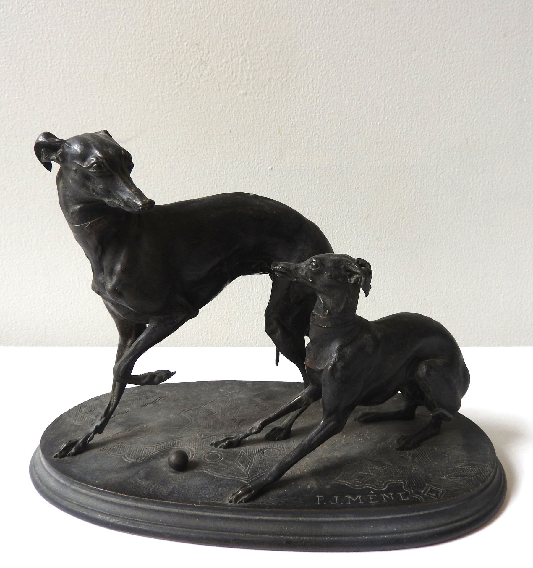Null PIERRE JULES MENE（1810-1879 年）铜质双猎犬组合，造型为玩球，底座为椭圆形，饰有雕刻装饰，带有 P.J Mene 的签名 高&hellip;