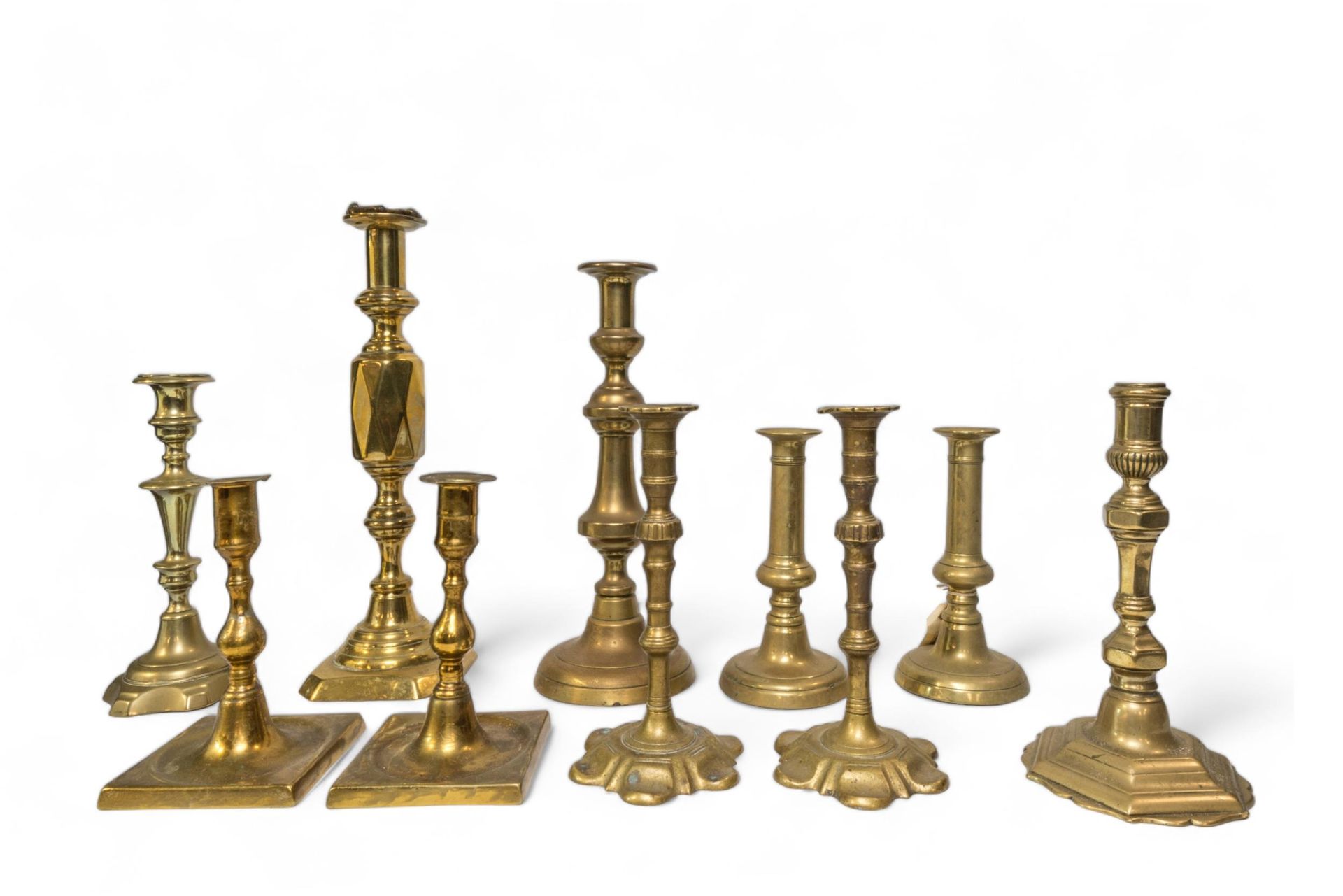 Null 一对乔治亚花瓣底座黄铜烛台，以及一个乔治三世六角形黄铜烛台和各式各样的其他黄铜烛台。