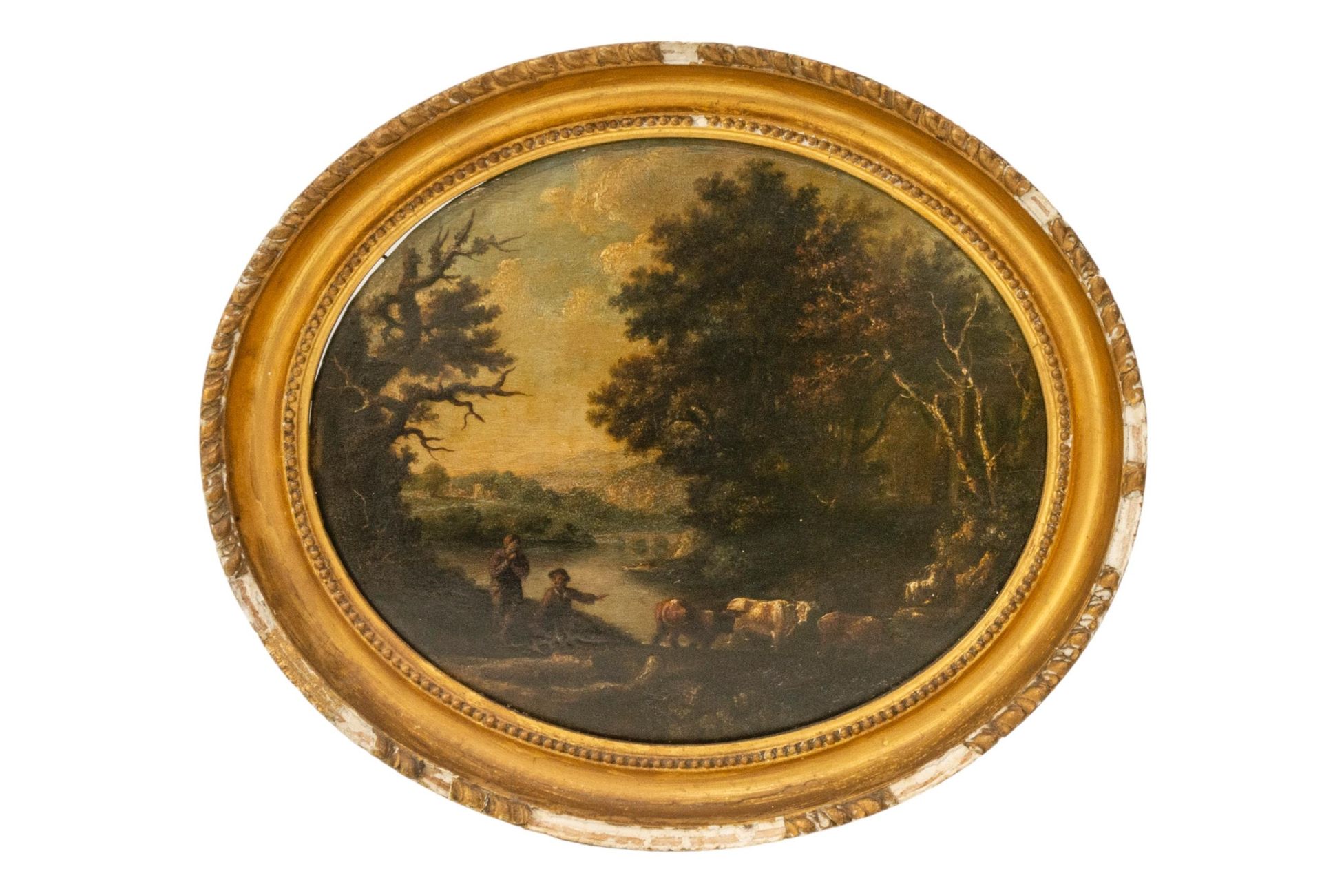 Null 英国学院派（19 世纪）木板油画《渡河场景》，描绘牛群渡河的场景，装裱在椭圆形镀金石膏画框中 23 x 29 厘米