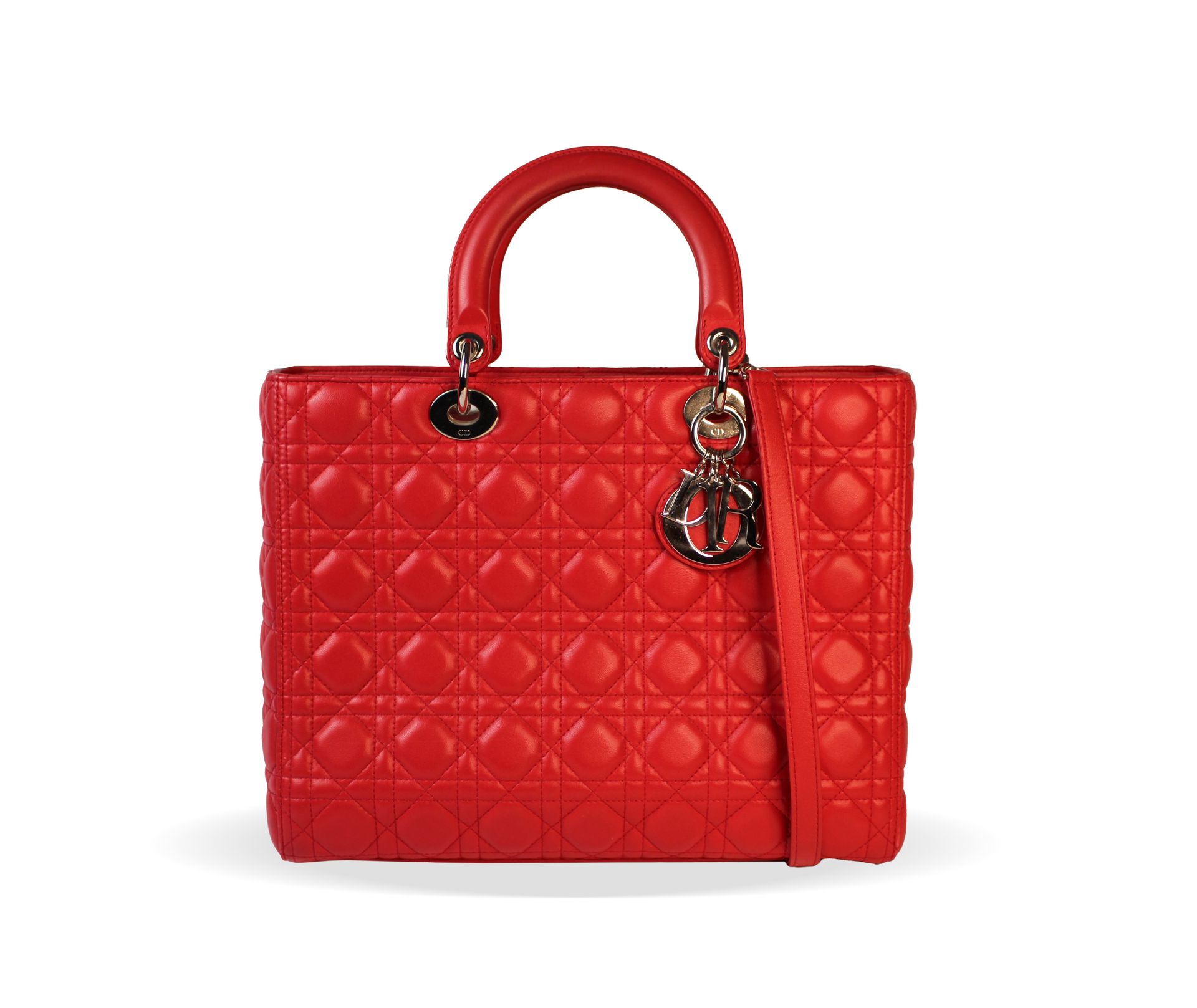 Dior Un sac Lady Dior en cuir d’agneau rouge. Etat neuf avec la bandoulière port&hellip;