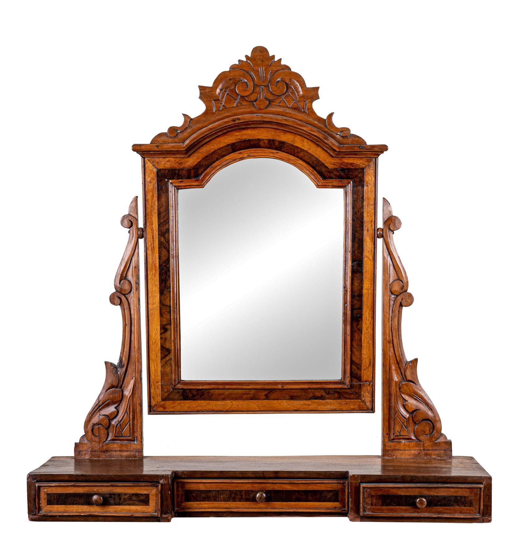 Null 梳妆台镜子


19世纪末


胡桃木雕花，倾斜的镜子，有卷轴造型，底座有三个抽屉