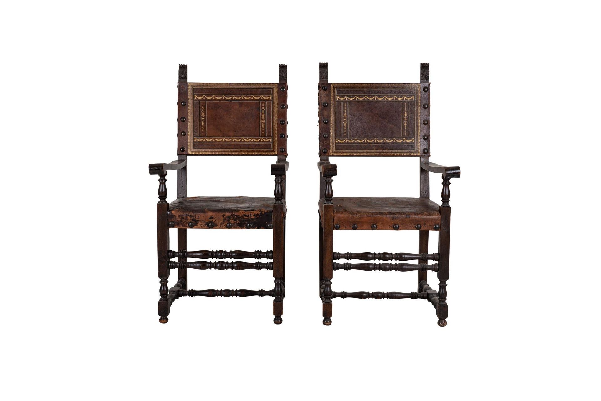Null 一对文艺复兴风格的高脚椅


托斯卡纳 20世纪


胡桃木，座椅和靠背均为雕刻和镶嵌的皮革，线轴支撑。


cm 115x55x55和cm 116x&hellip;