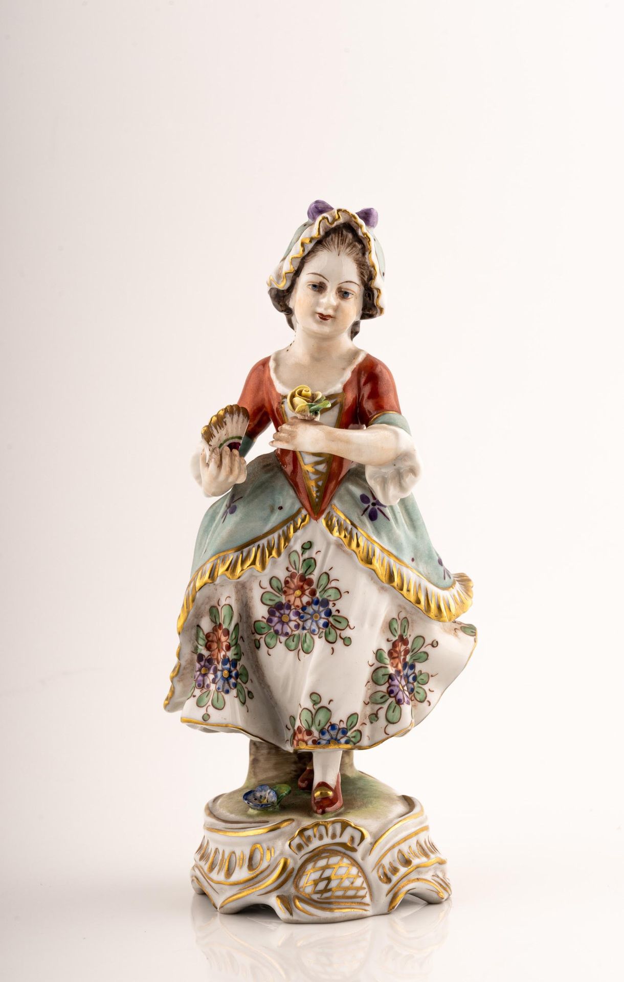 Null 卡波迪蒙特风格的女士瓷器雕像


20世纪初


高16厘米
