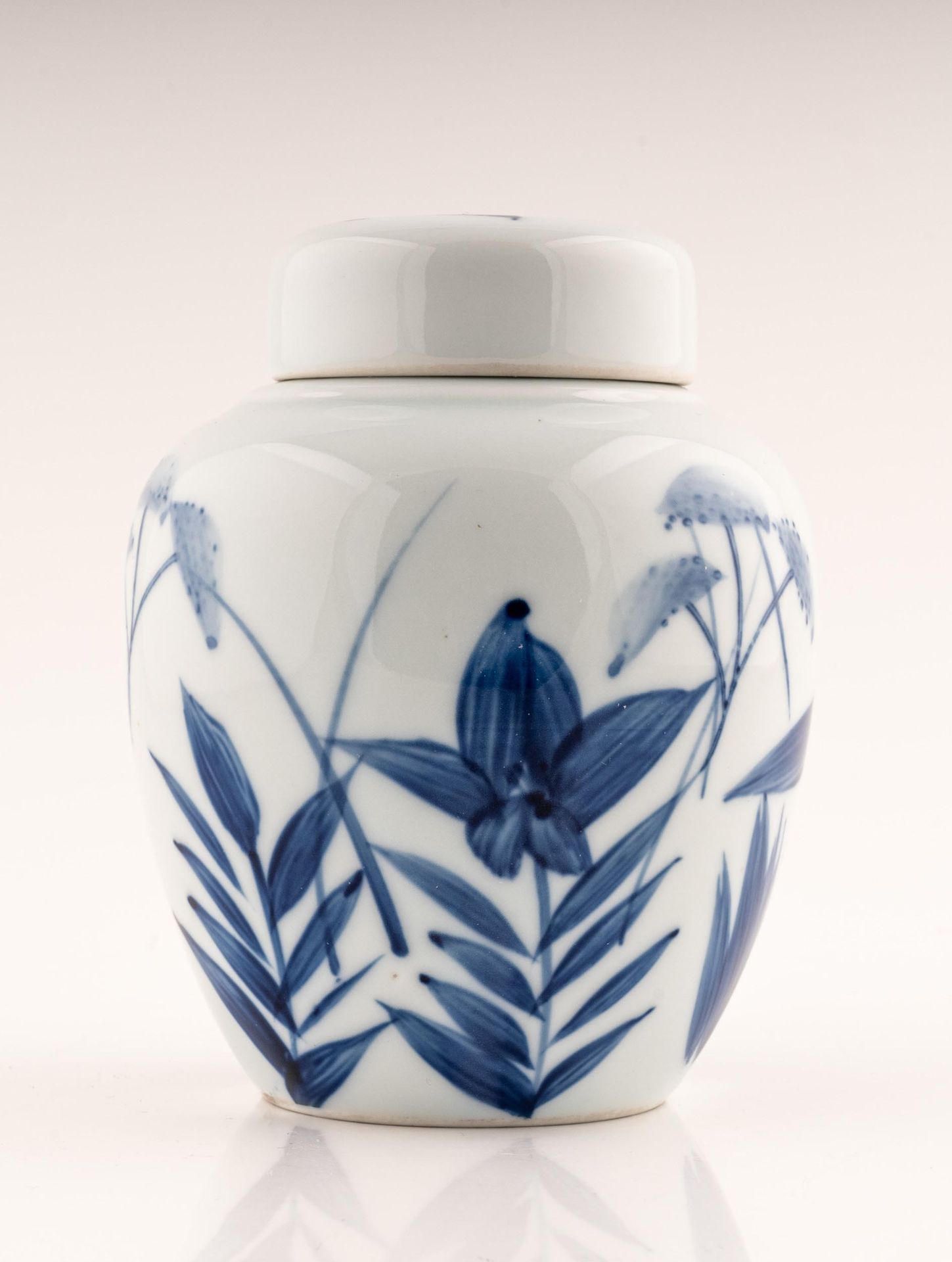 Null Petit vase en porcelaine orientale


20ème siècle


h 12,5 cm