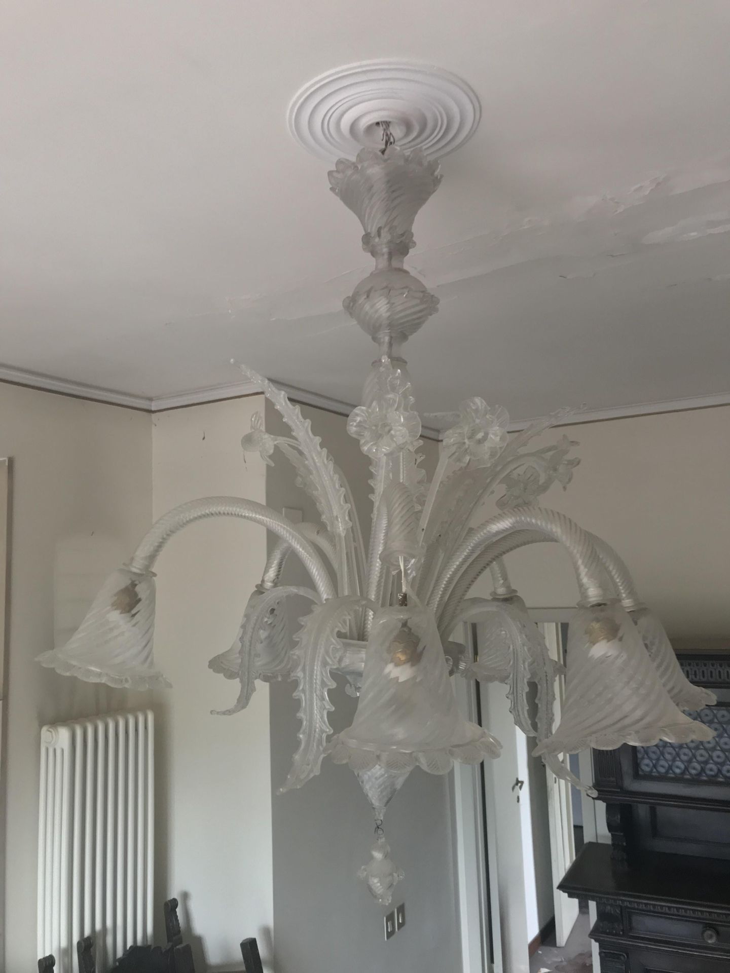 Null Grande lampadario in vetro Murano


XX secolo


In vetro bianco a sei bracc&hellip;