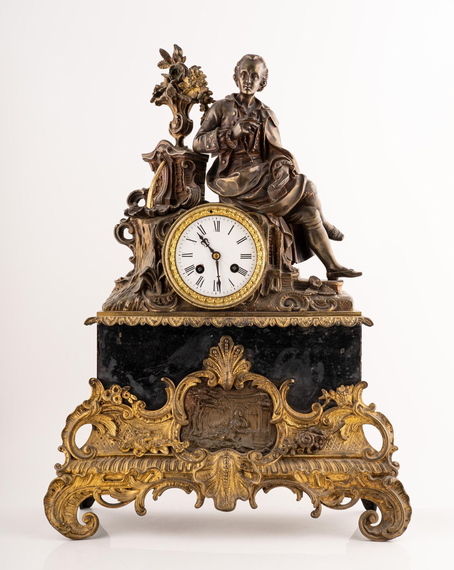 Null Reloj de sobremesa de bronce dorado con figura alegórica


Siglo XIX


53x3&hellip;