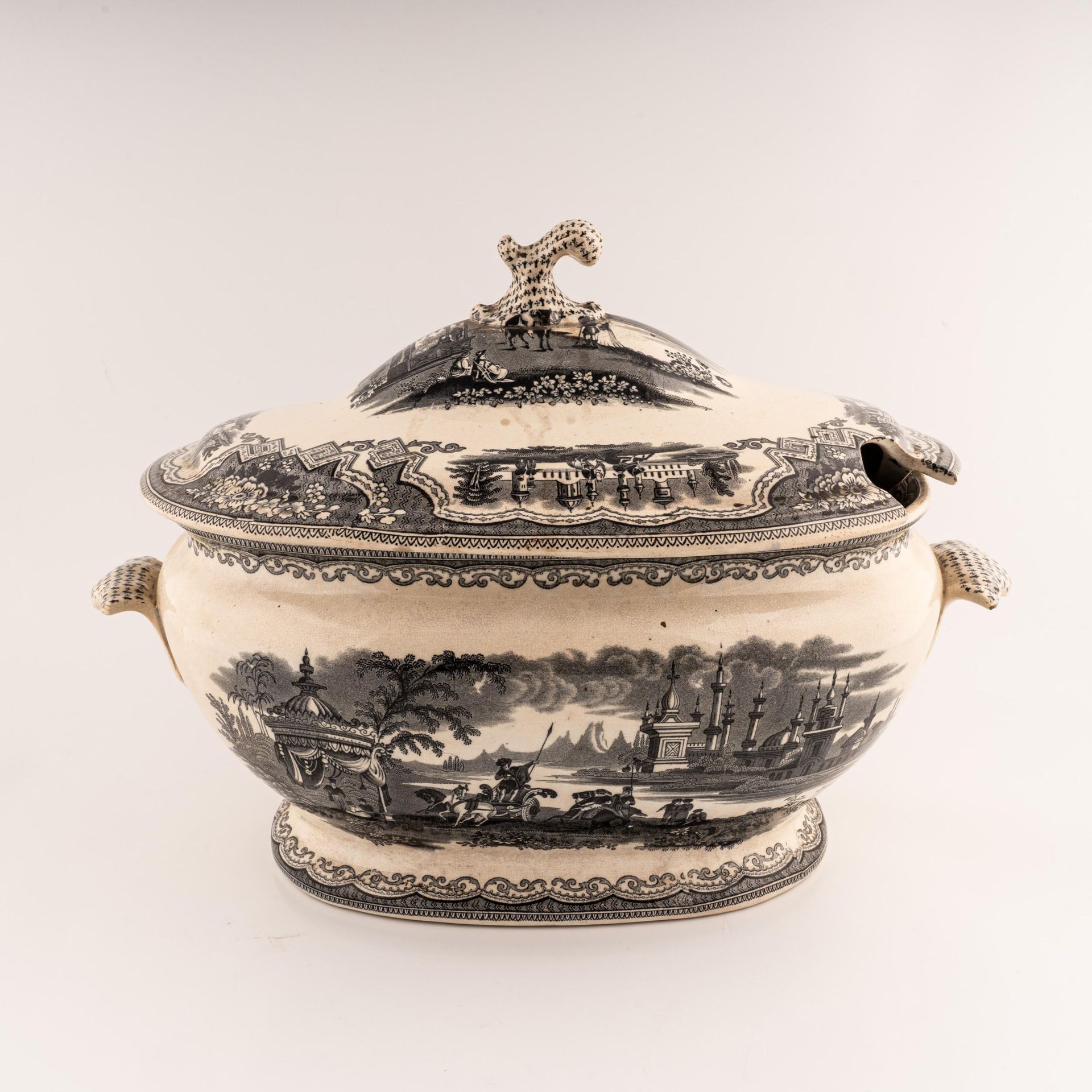 Null 蓝白陶器碗


英国 19世纪末


cm 35x29