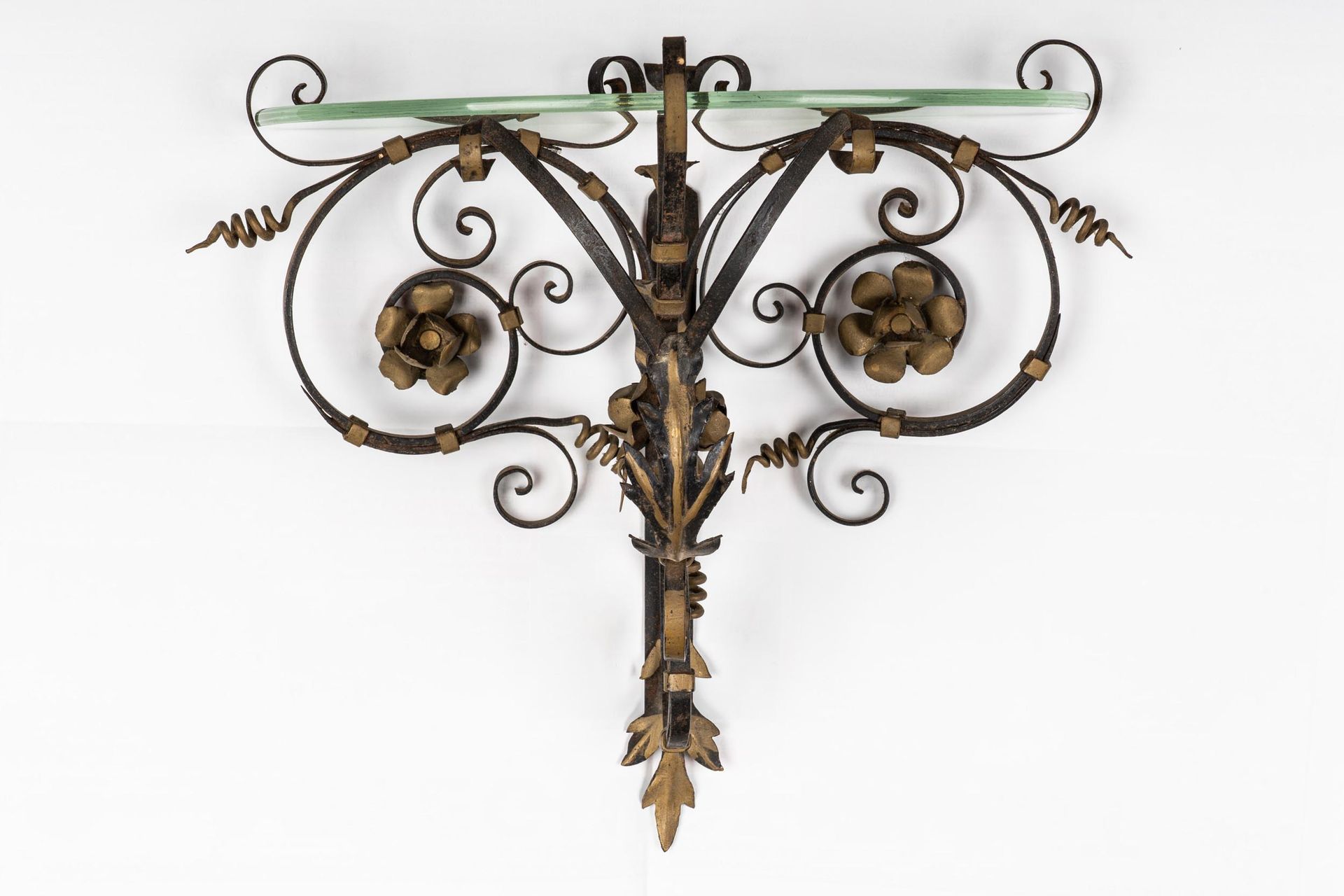 Null Wrought iron shelf


XX century


hand decorated with volutes and floral mo&hellip;