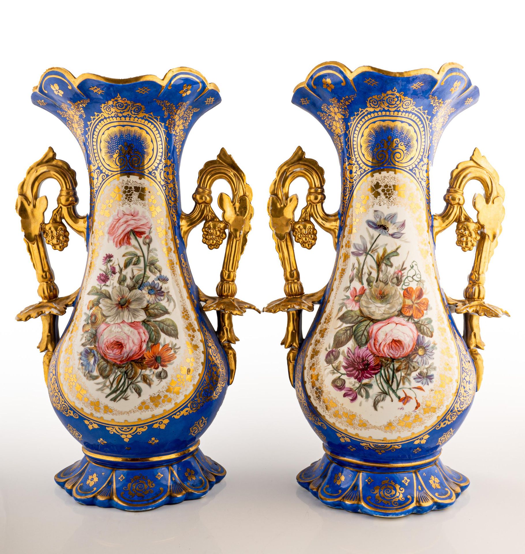 Null 一对大柱形花瓶


法国 19世纪中期


青花瓷器，绘有花束


高45厘米