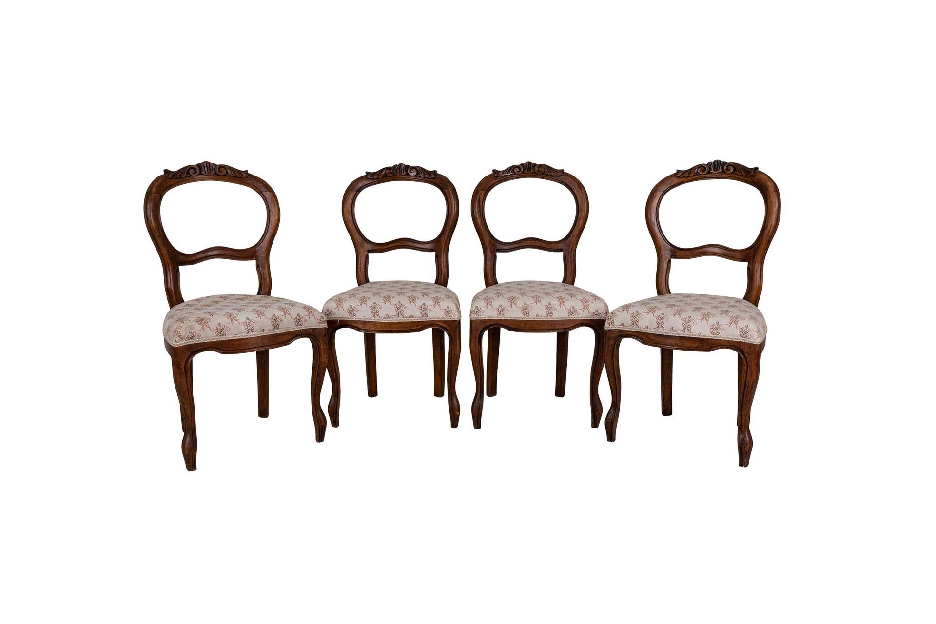 Null 路易-菲利普风格的四把椅子


20世纪


胡桃木材质，带卷轴雕刻文件夹的异形靠背，弯曲的腿，带花束软垫的座椅（4）。


97x47x50厘米

&hellip;