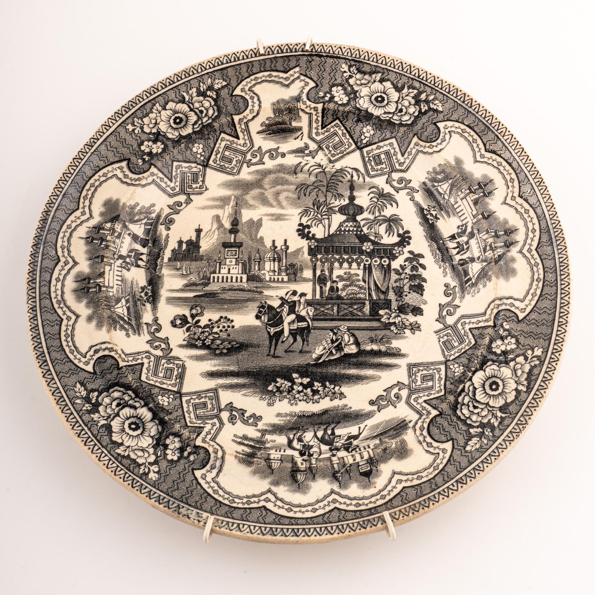 Null 蓝白陶器的五个盘子和两个馄饨


英国 19世纪末


直径24厘米