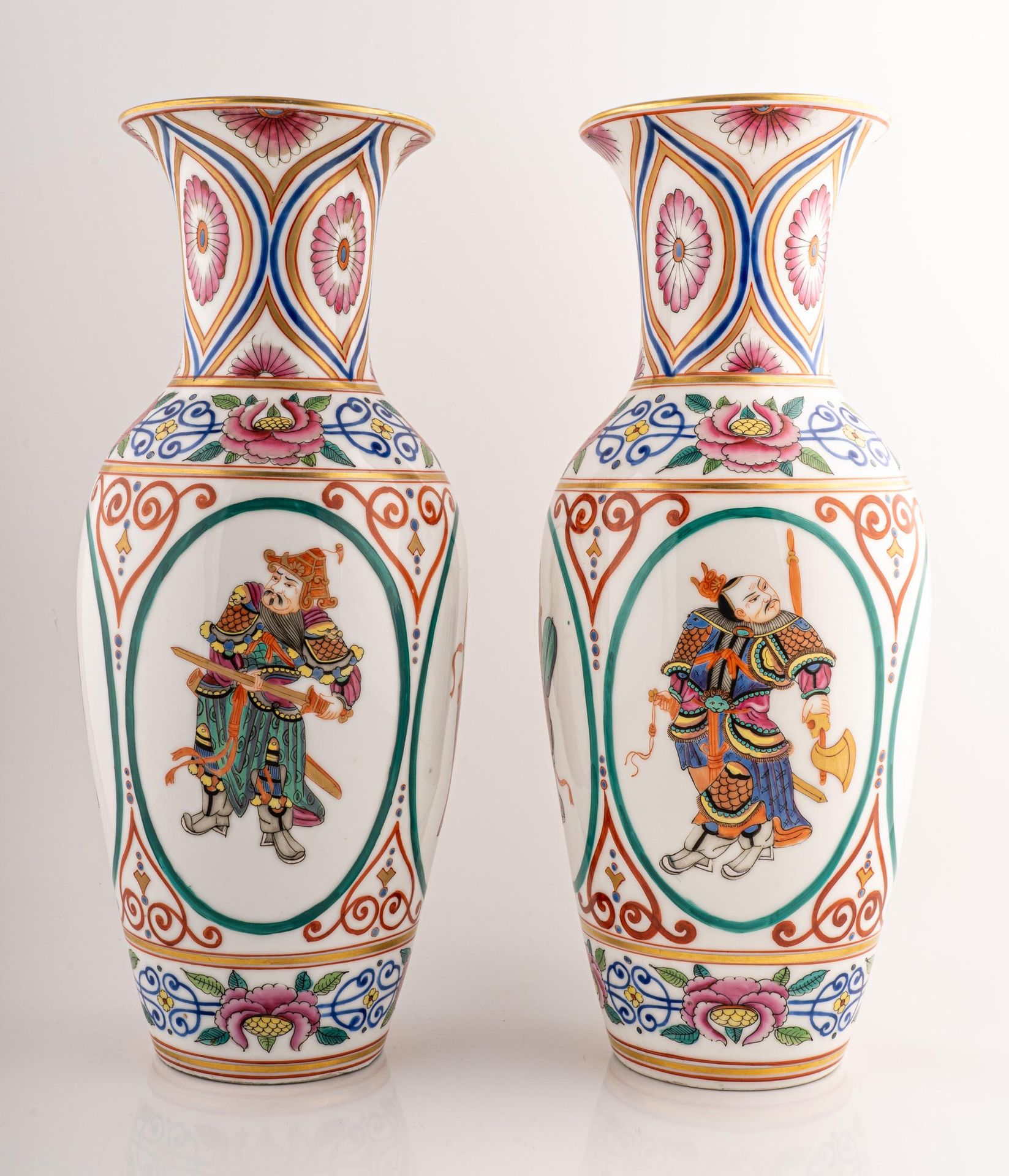 Null 一对中国风格的柱形花瓶


19世纪


瓷器彩绘武士


高39厘米