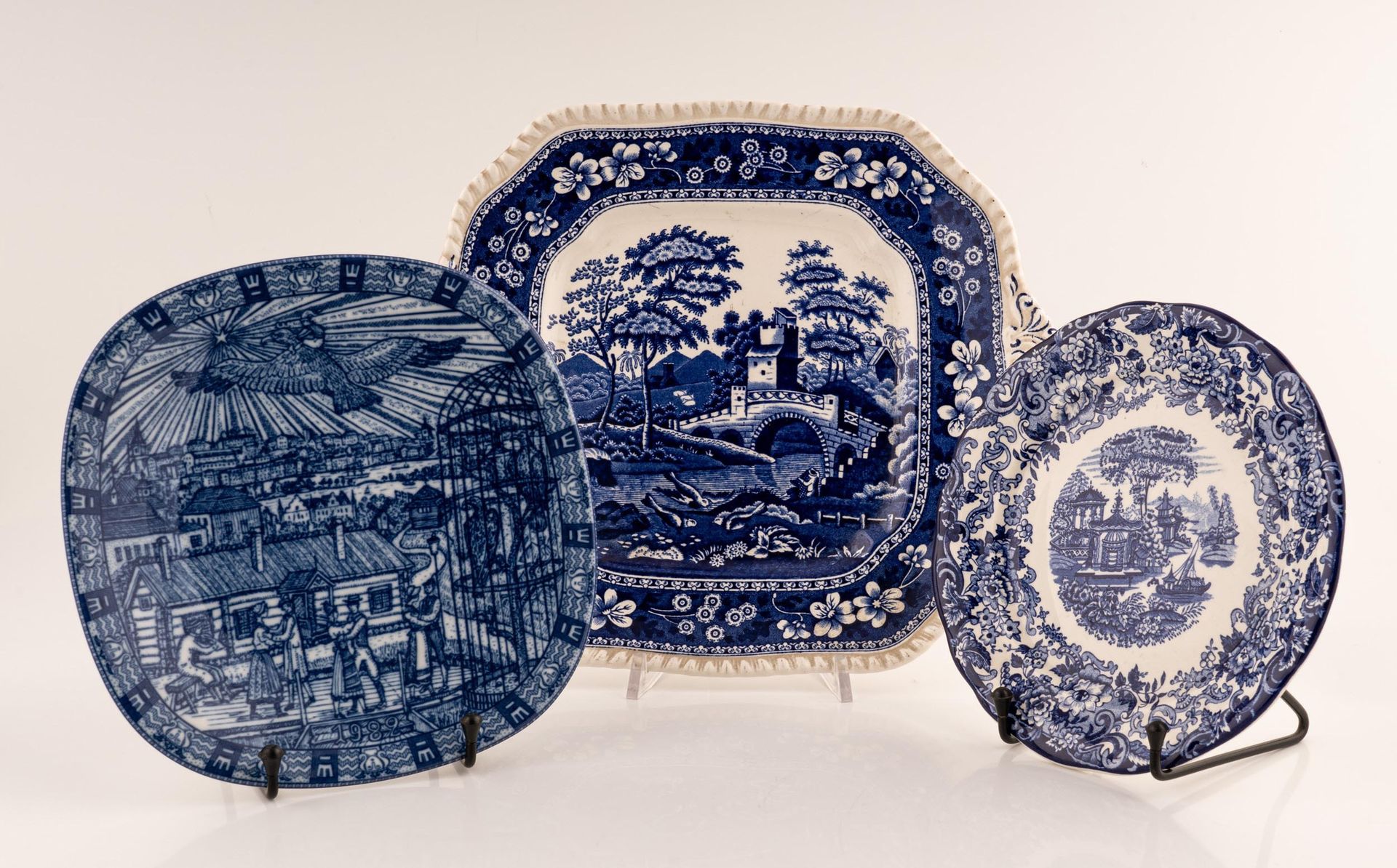 Null 三件陶瓷盘拍品


瓷盘La Cartuja de Sevilla 西班牙，20世纪。


瓷板 Julen Rörstrand 瑞典 1982年。
&hellip;