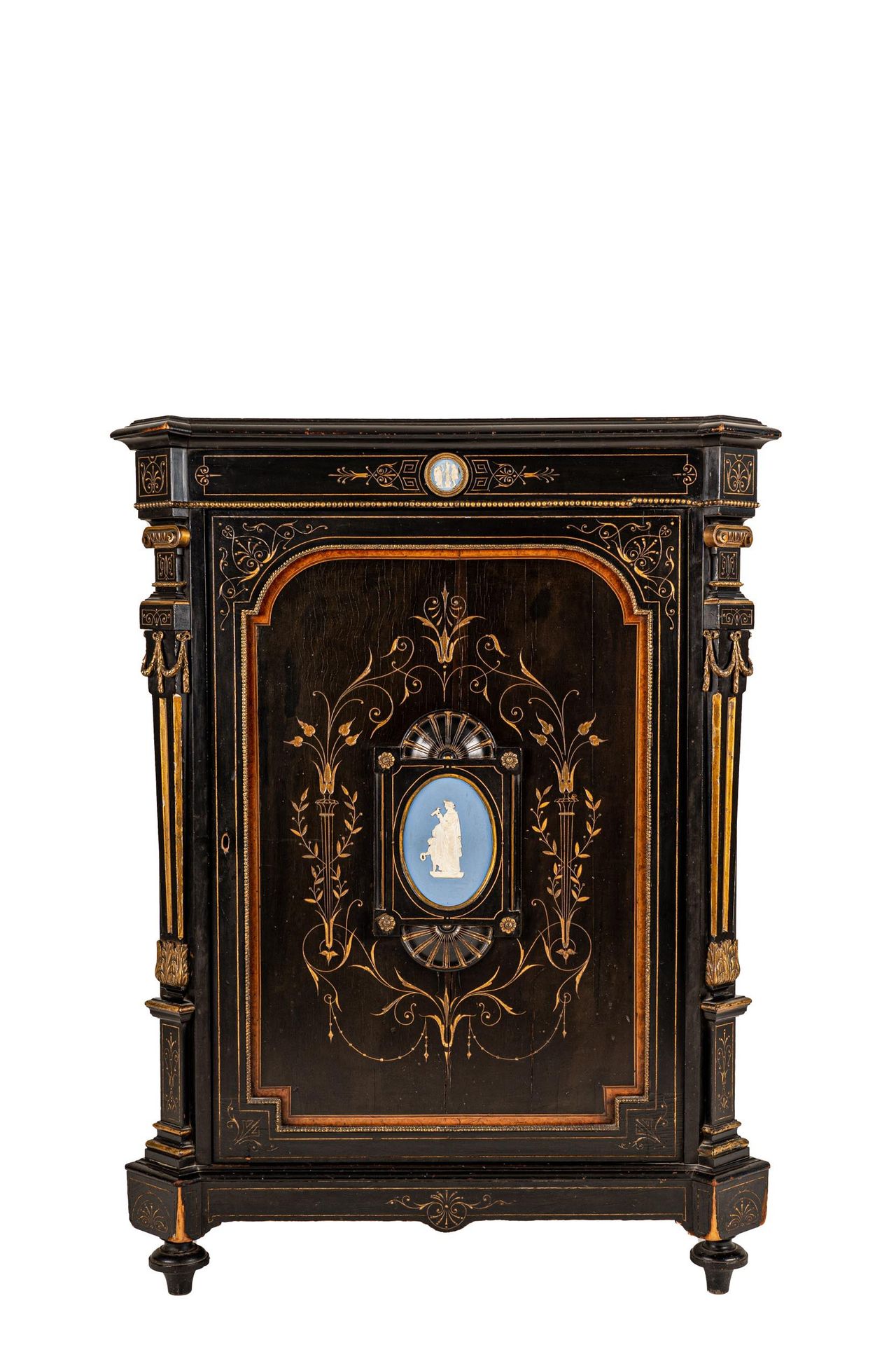Null 拿破仑三世边柜


黑檀木制，盘子上饰有寓言故事的人物


cm 75x43x115
