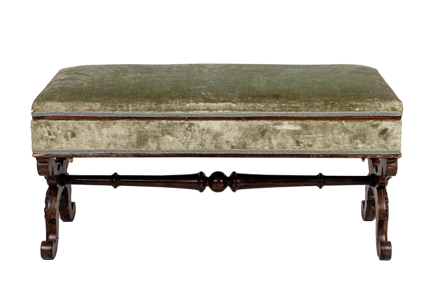 Null 长椅


19世纪末


胡桃木雕刻，法尔德里克腿，装饰有刺桐叶，由一根横梁连接，座椅覆盖绿色天鹅绒，可以打开以隐藏一个内部隔间


45x41,5x&hellip;