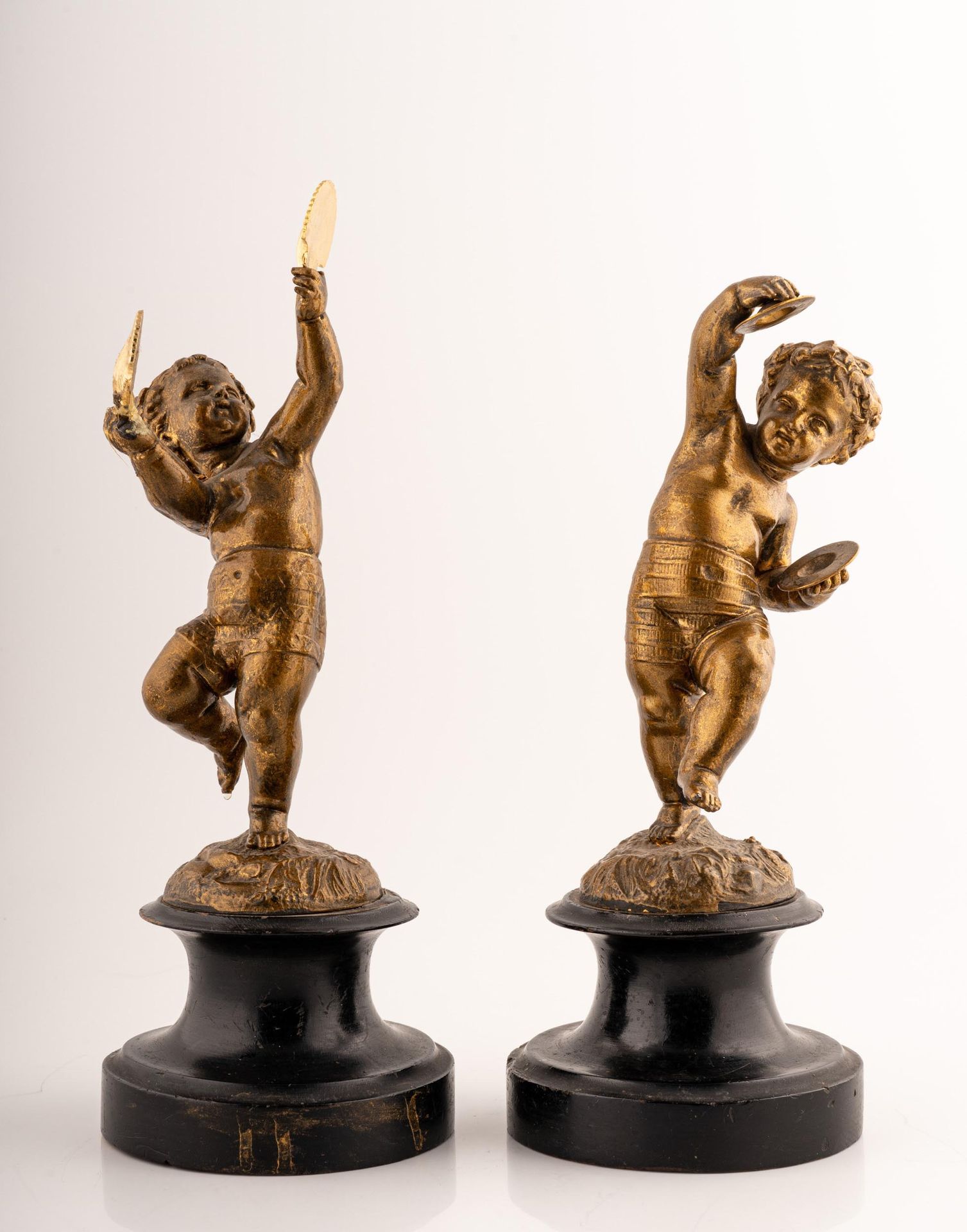 Null 一对小雕像


20世纪初


斑驳的青铜器，描绘了正在跳舞和演奏铙钹的普提，置于黑色大理石基座上


h 30 cm