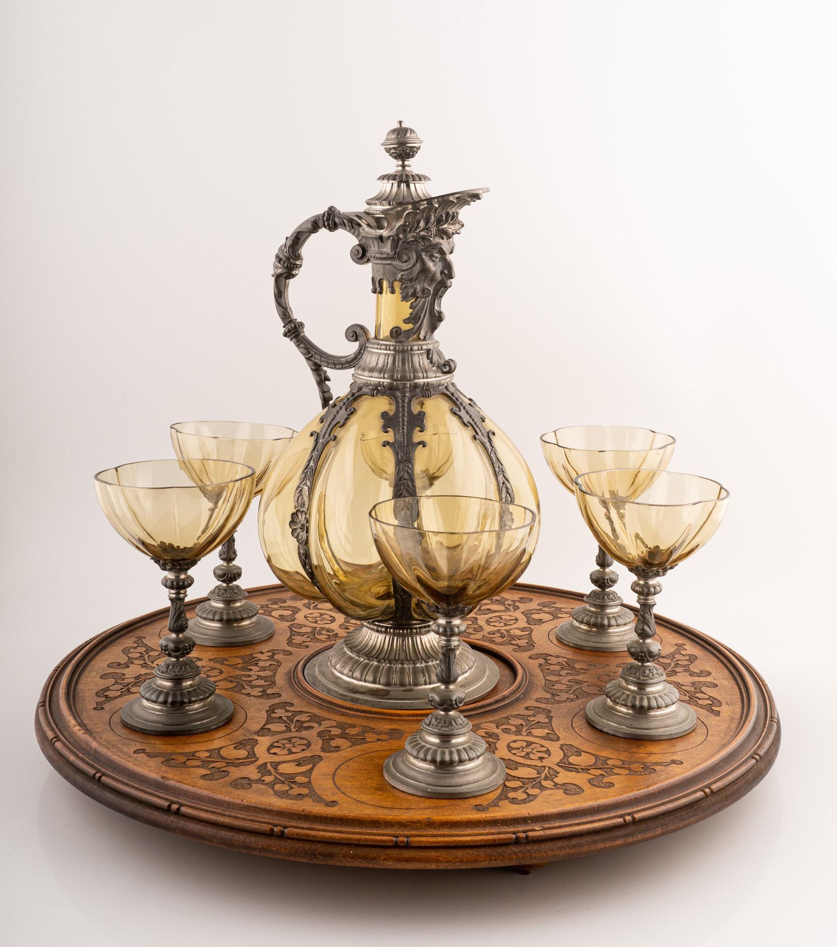 Null 套装包括玻璃托盘、咖啡壶和6个杯子


19世纪末


直径眼镜 cm 9