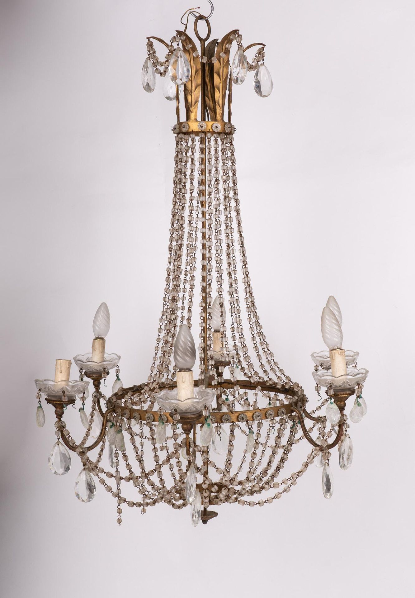 Null 篮子吊灯


Liguria 19世纪


镀金金属，带项链和刻面玻璃垂饰，六灯，有缺陷