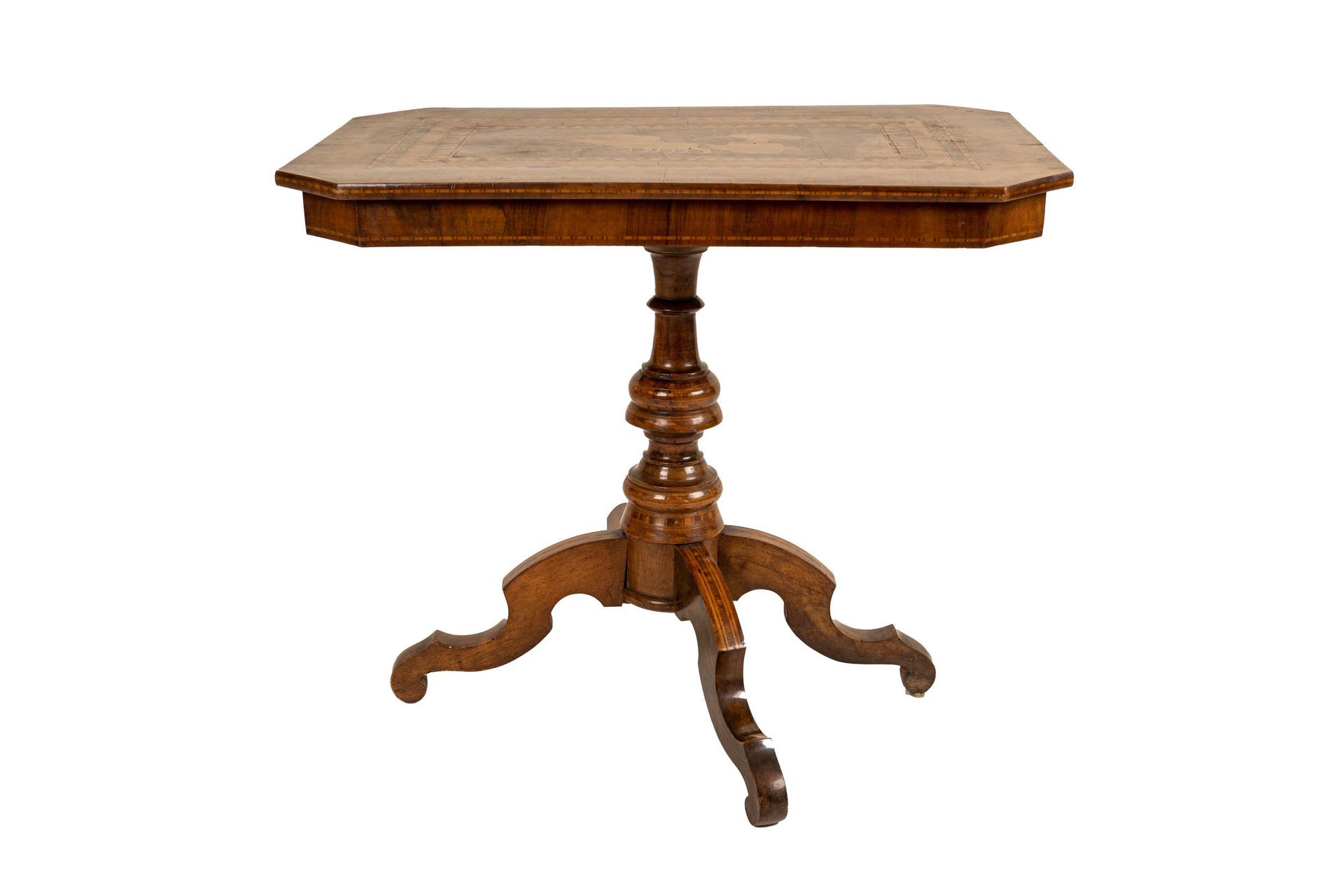 Null 中心桌


19世纪末的索伦托


胡桃木镶嵌着橄榄木和果木，长方形的顶部有缺口的角落，中心是一个奔跑的四角马，一个年轻人，可能是阿波罗，只在肩膀上穿&hellip;