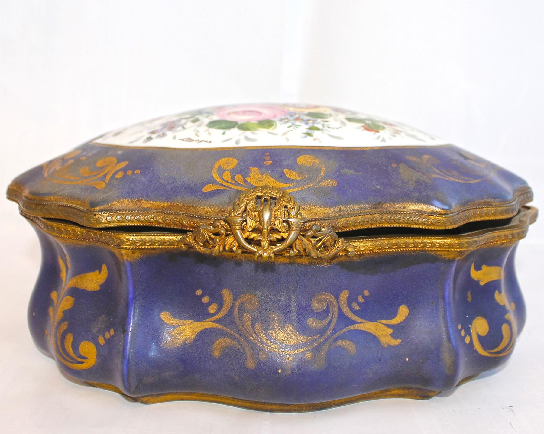 Null 利摩日珠宝盒


法国制造，20世纪上半叶


手绘多色瓷盒，中央保留区的花卉图案，镀金亮点


13x25x19厘米