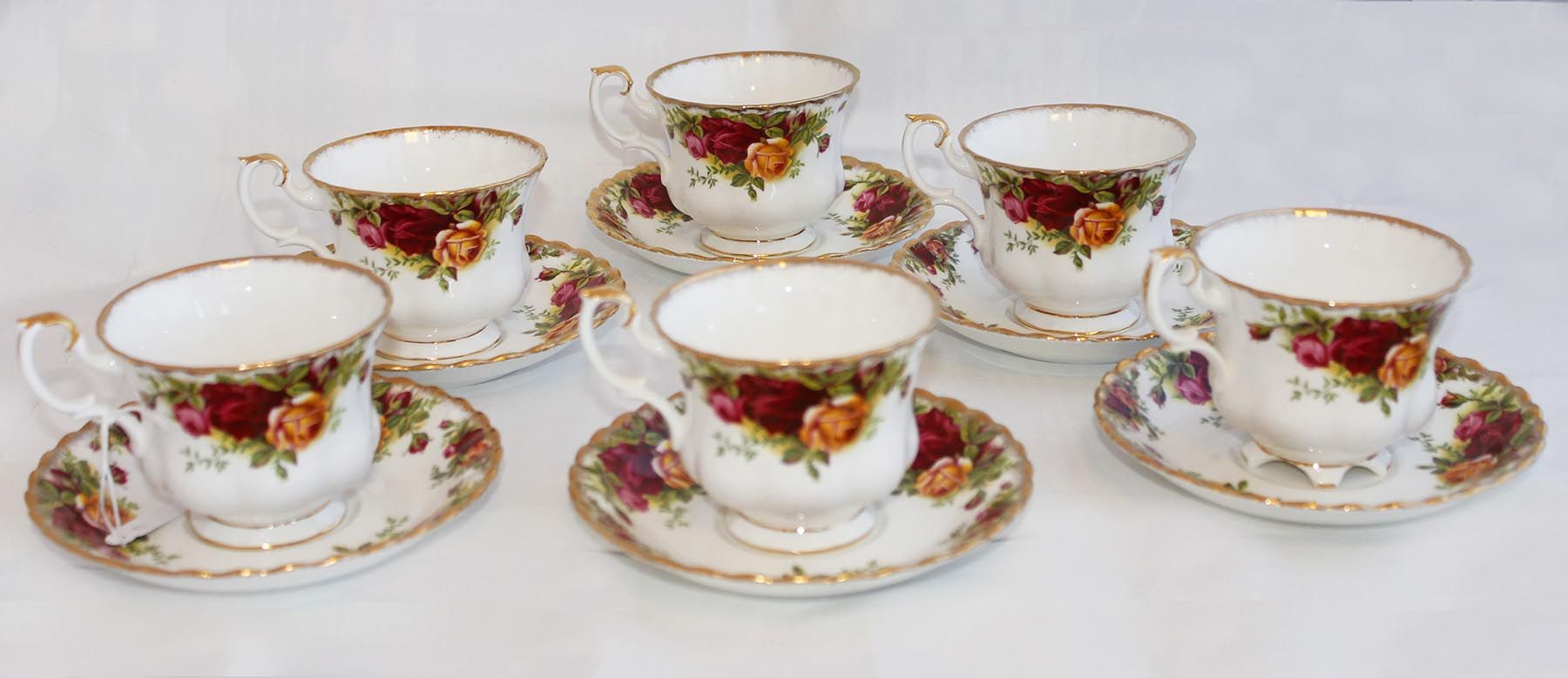 Null 皇家阿尔伯特茶具

英国 20世纪

白瓷，多色花纹装饰

底座下有皇家阿尔伯特的标记，系列为 "老家的玫瑰"。该服务由六个杯子和六个碟子组成，共12&hellip;