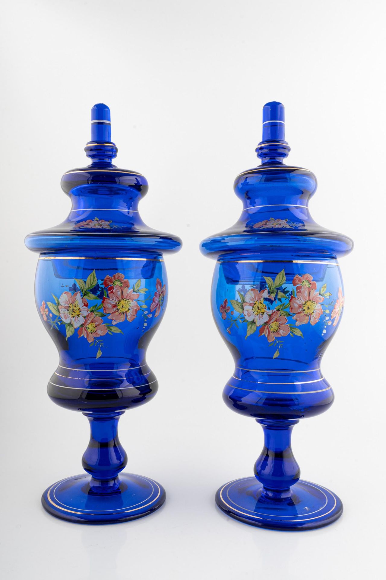 Null Paire de vases balustres en verre bleu et or 

fin du 19e siècle 

peint en&hellip;