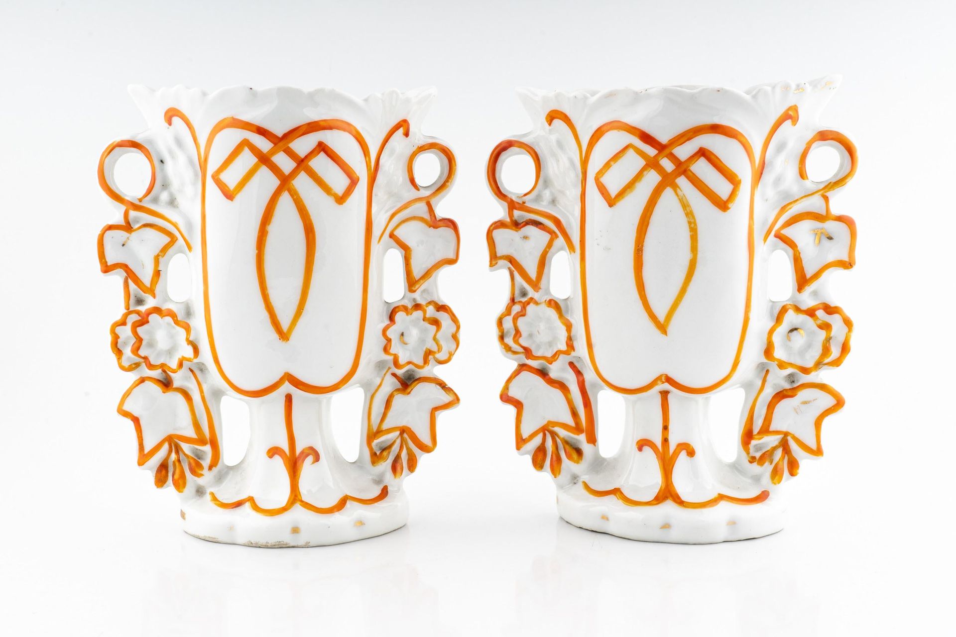 Null Paire de vases Louis-Philippe 

France, milieu du XIXe siècle 

en porcelai&hellip;