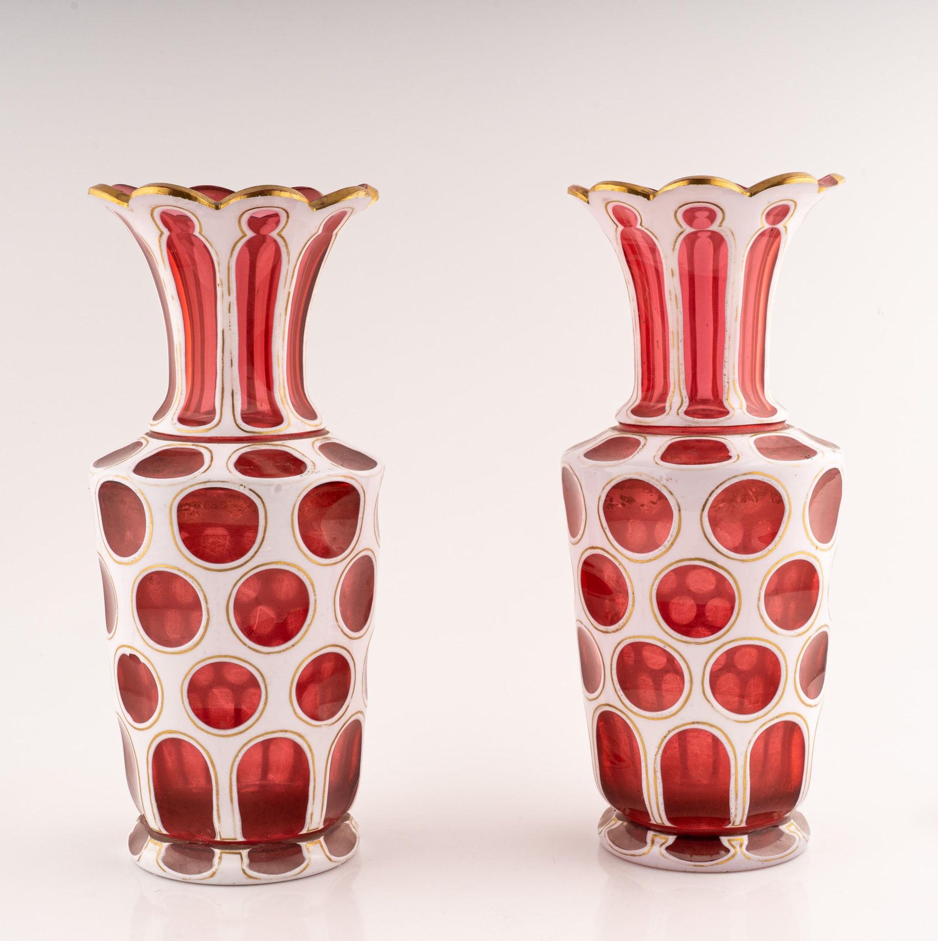 Null Paire de vases 

Bohème début du 20e siècle 

en verre rouge rubis, gravé e&hellip;
