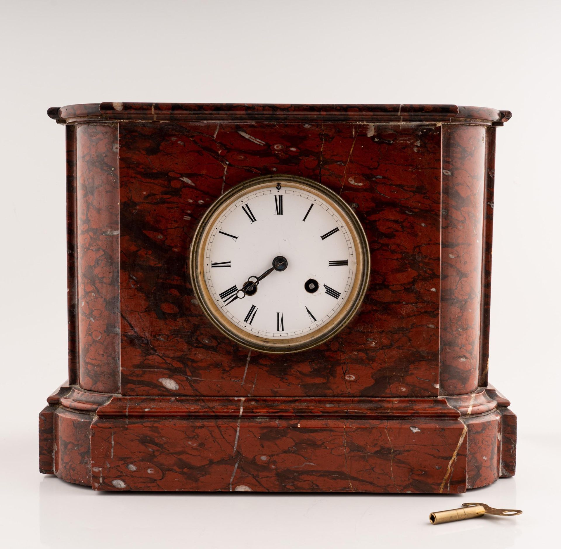 Null Horloge de table 

début du 20e siècle 

dans une brèche de marbre rouge 

&hellip;