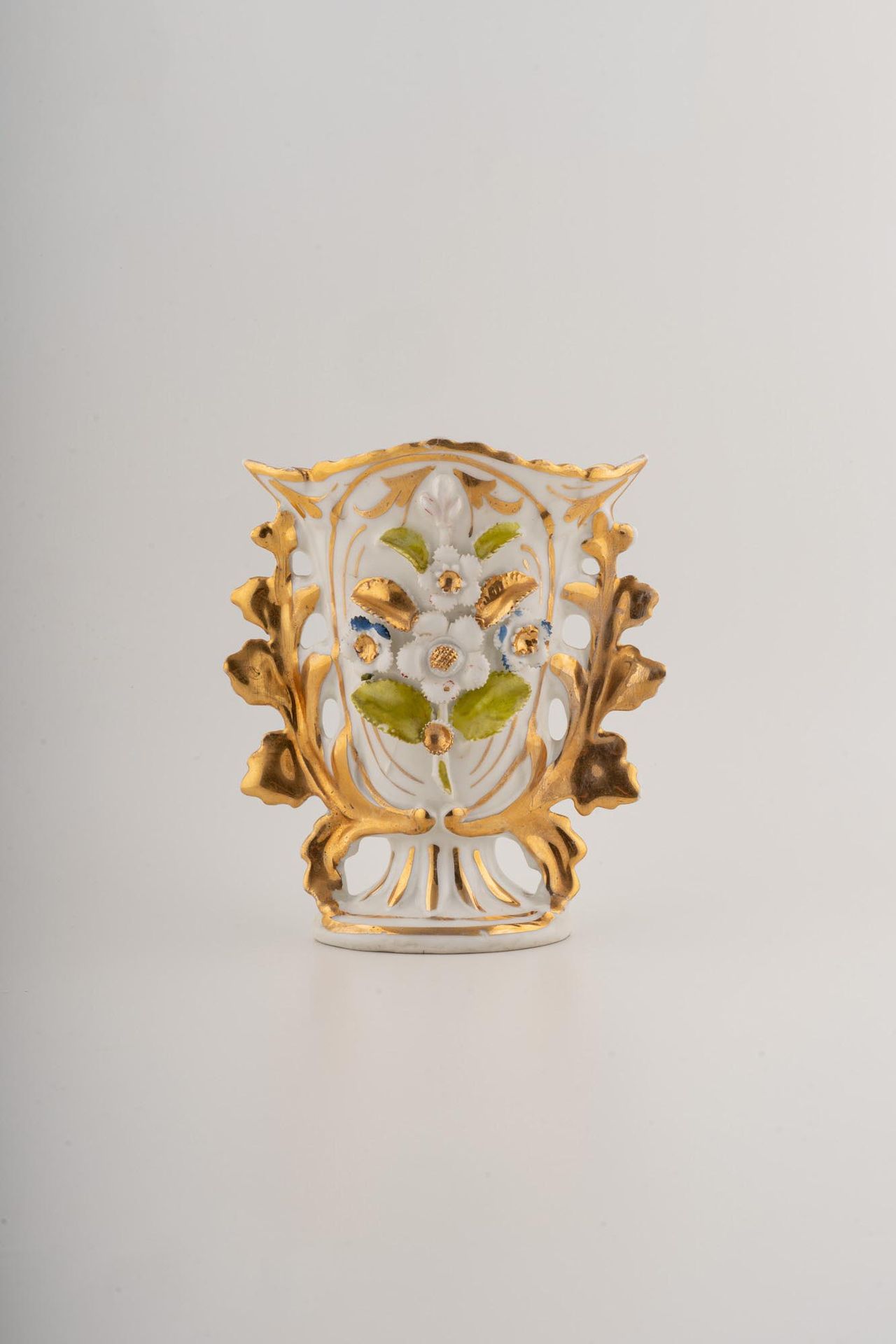 Null Petit vase Louis Philippe 

milieu du 19e siècle 

en porcelaine à décor po&hellip;