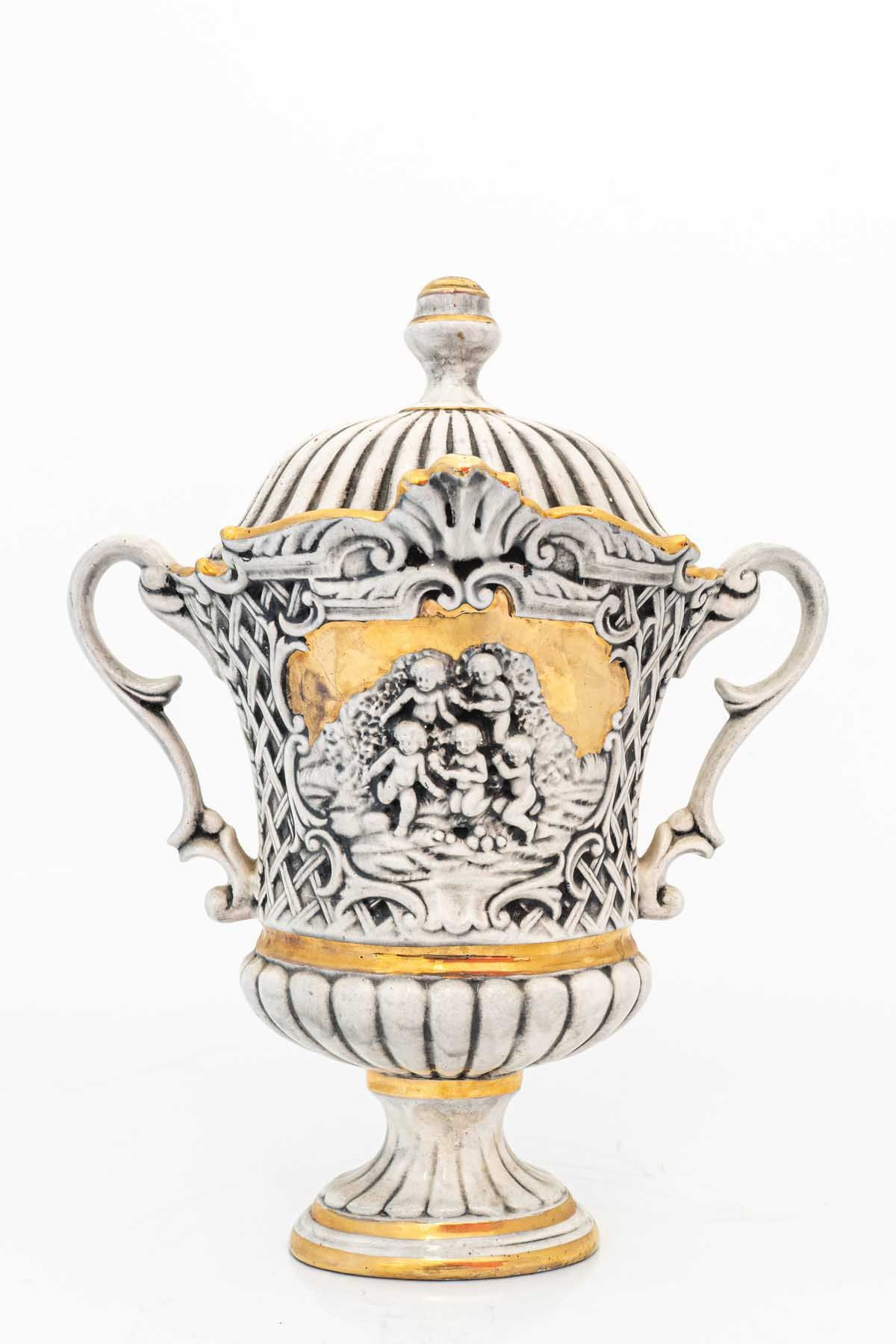 Null Vaso in ceramica Capodimonte con putti in bassorilievo 

inizio XX secolo 
&hellip;