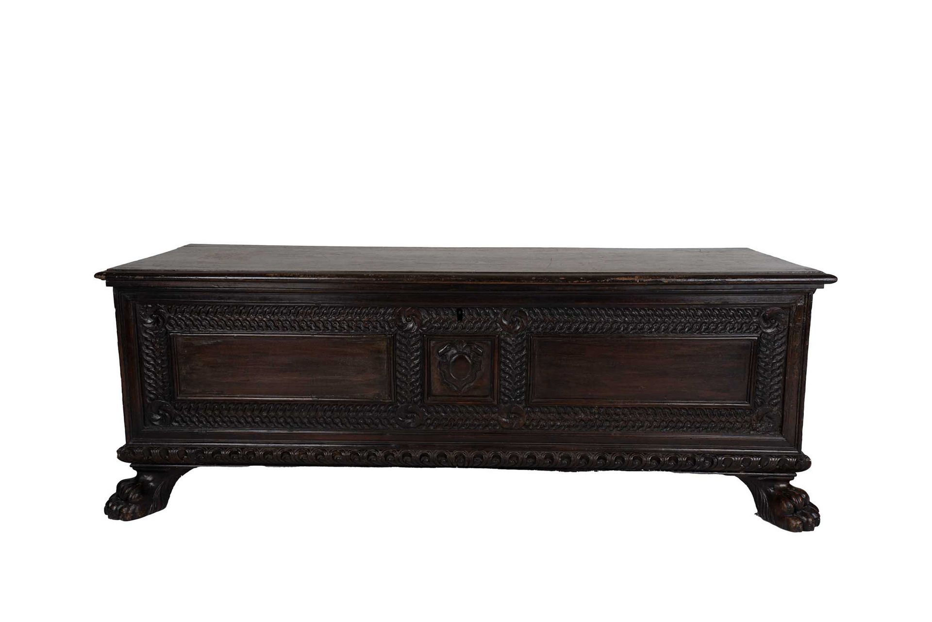 Null Antique chest 

17th-century central Italy 

in carved walnut with dark pat&hellip;