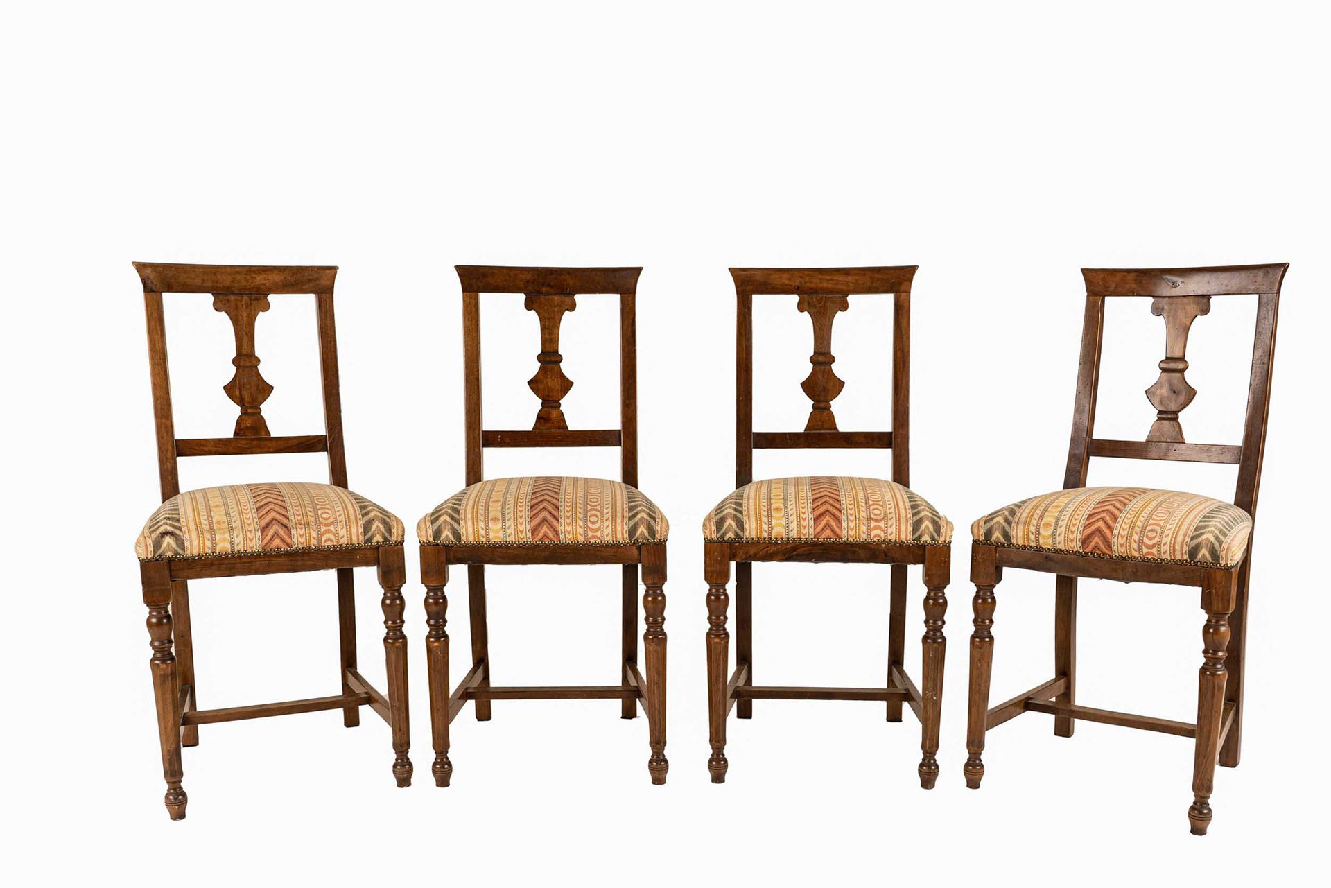 Null 四把18世纪风格的椅子

20世纪初

胡桃木，花瓶形文件夹，由H形横梁连接的车腿

44x40x95厘米