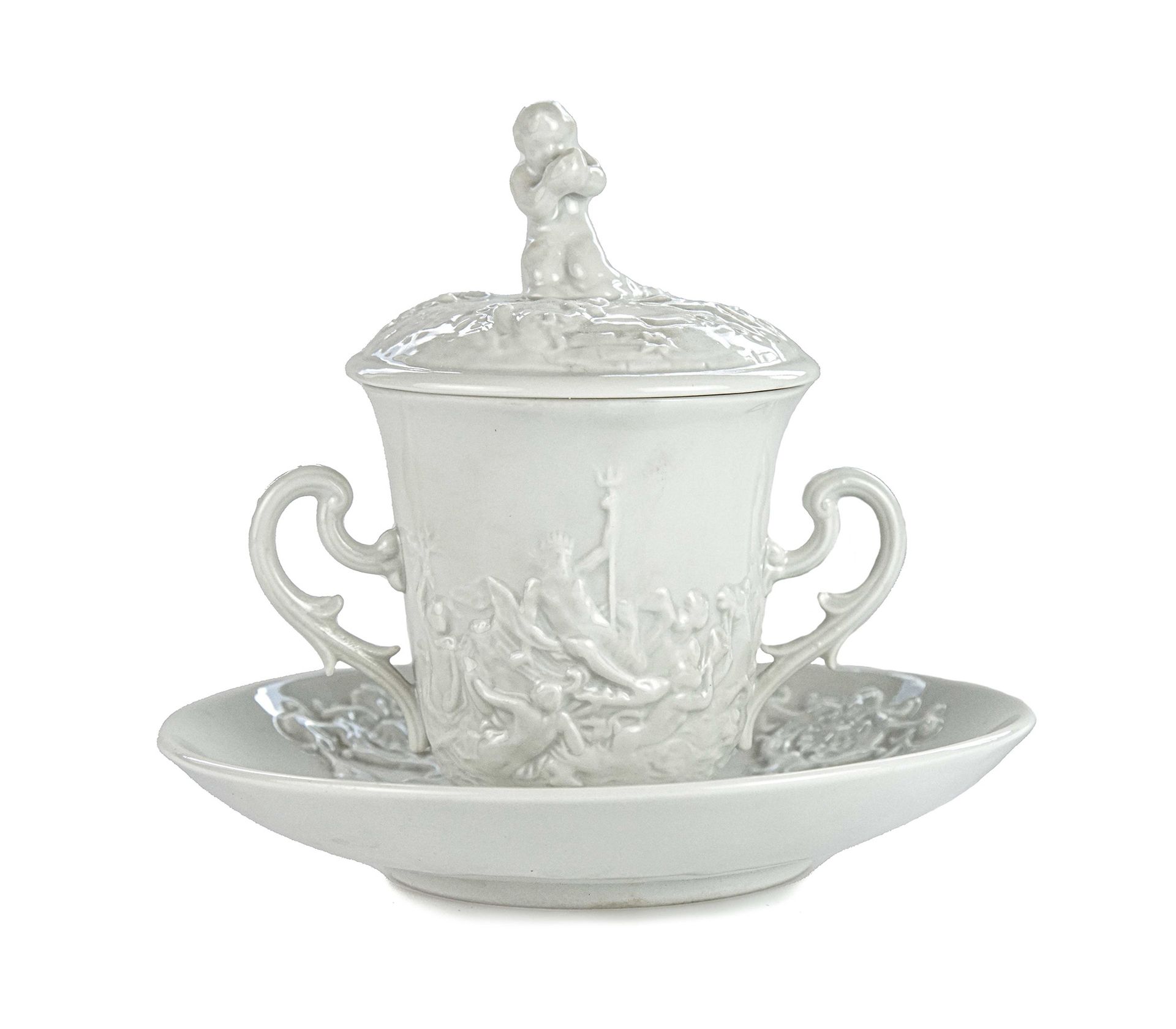 Null Chocolate cup 

white porcelain complete with lid, with relief decoration, &hellip;