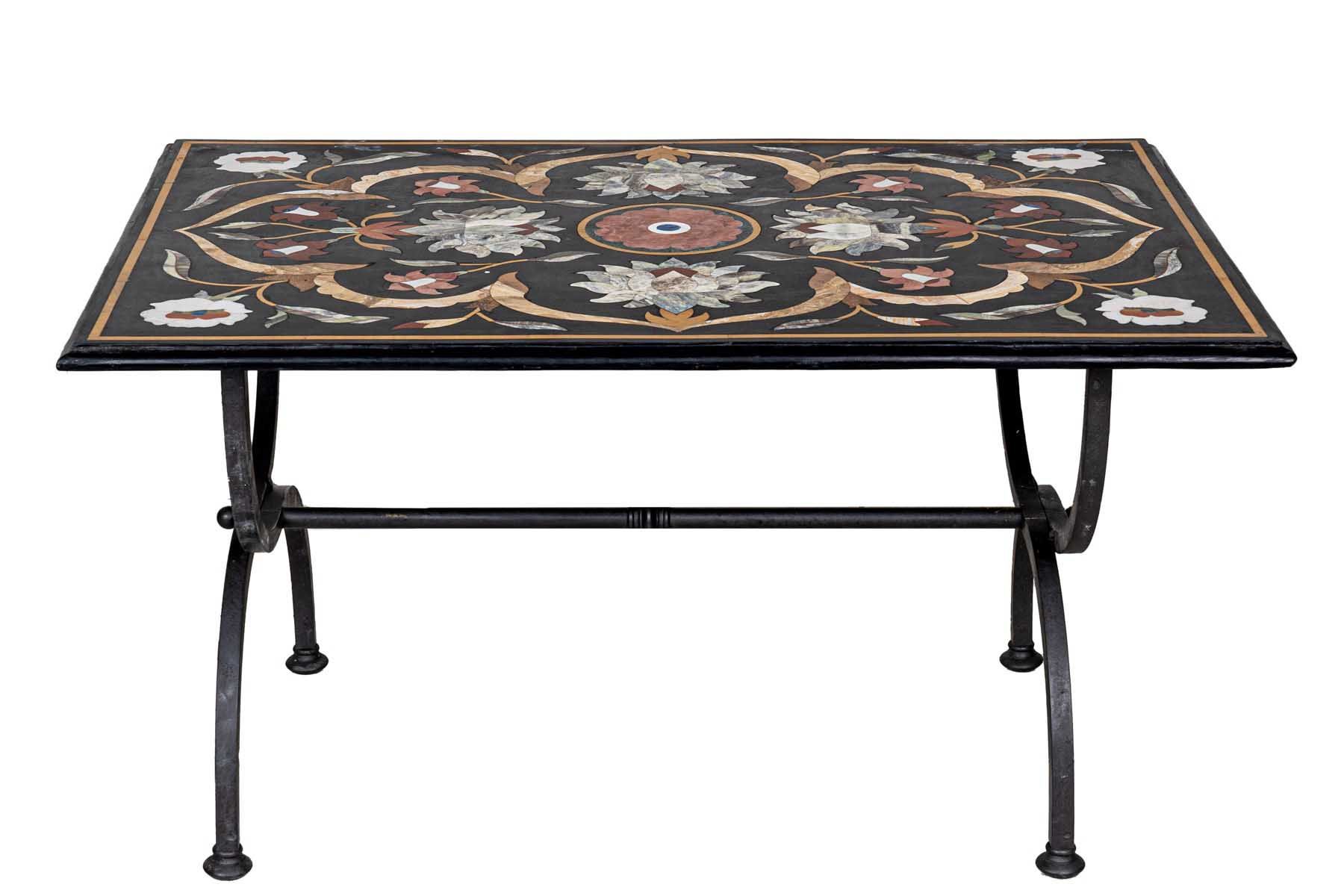 Null 嵌有大理石桌面的小桌子

20世纪初

镶嵌有半宝石的黑色大理石桌面和锻铁底座

88.5x59x47厘米