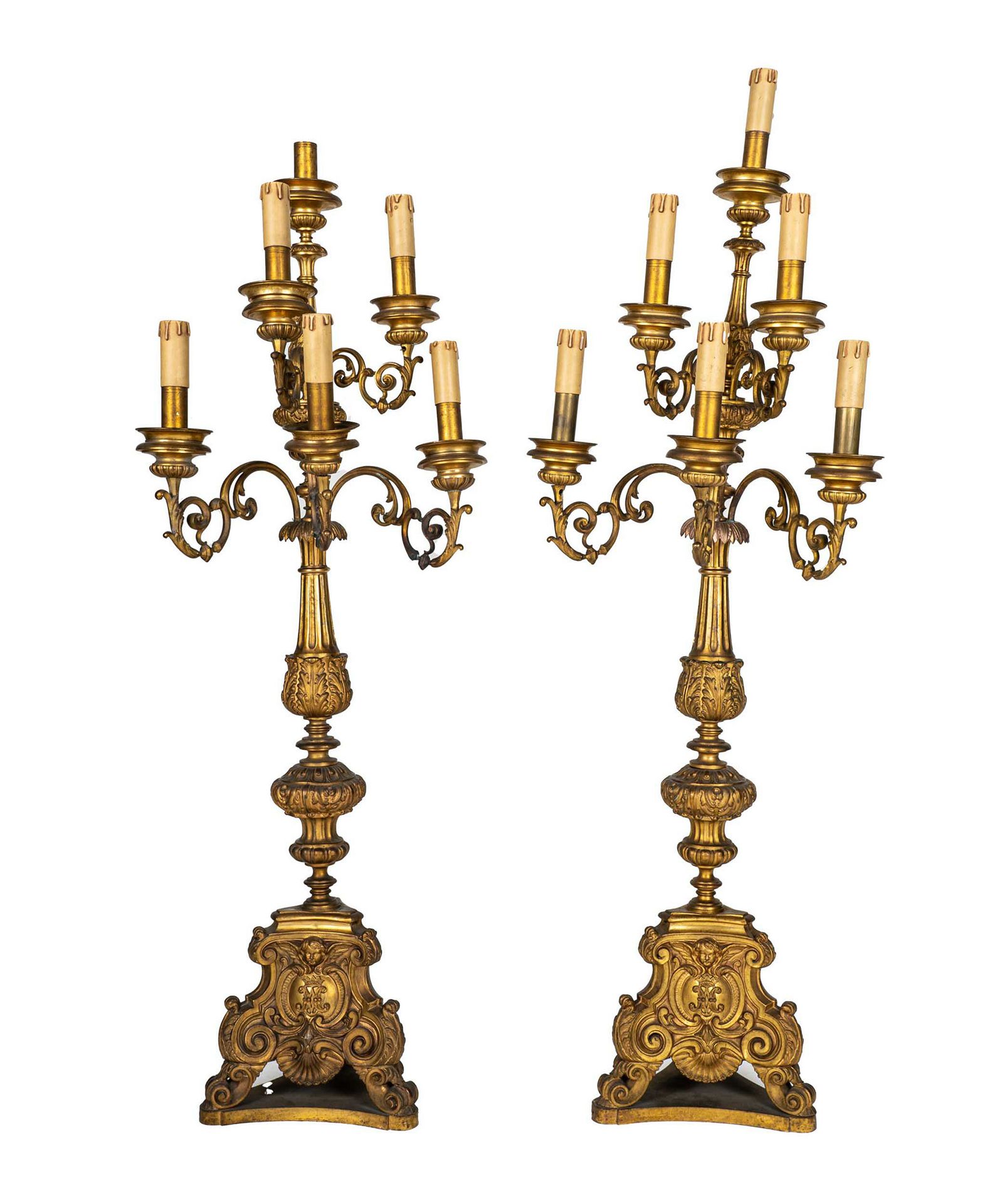 Null 一对大烛台

19世纪初

镀金青铜，扇形栏杆轴饰有叶子图案，三层的五个烛台臂，三足鼎立的底座上饰有贝壳和高浮雕的小天使。

高134厘米
