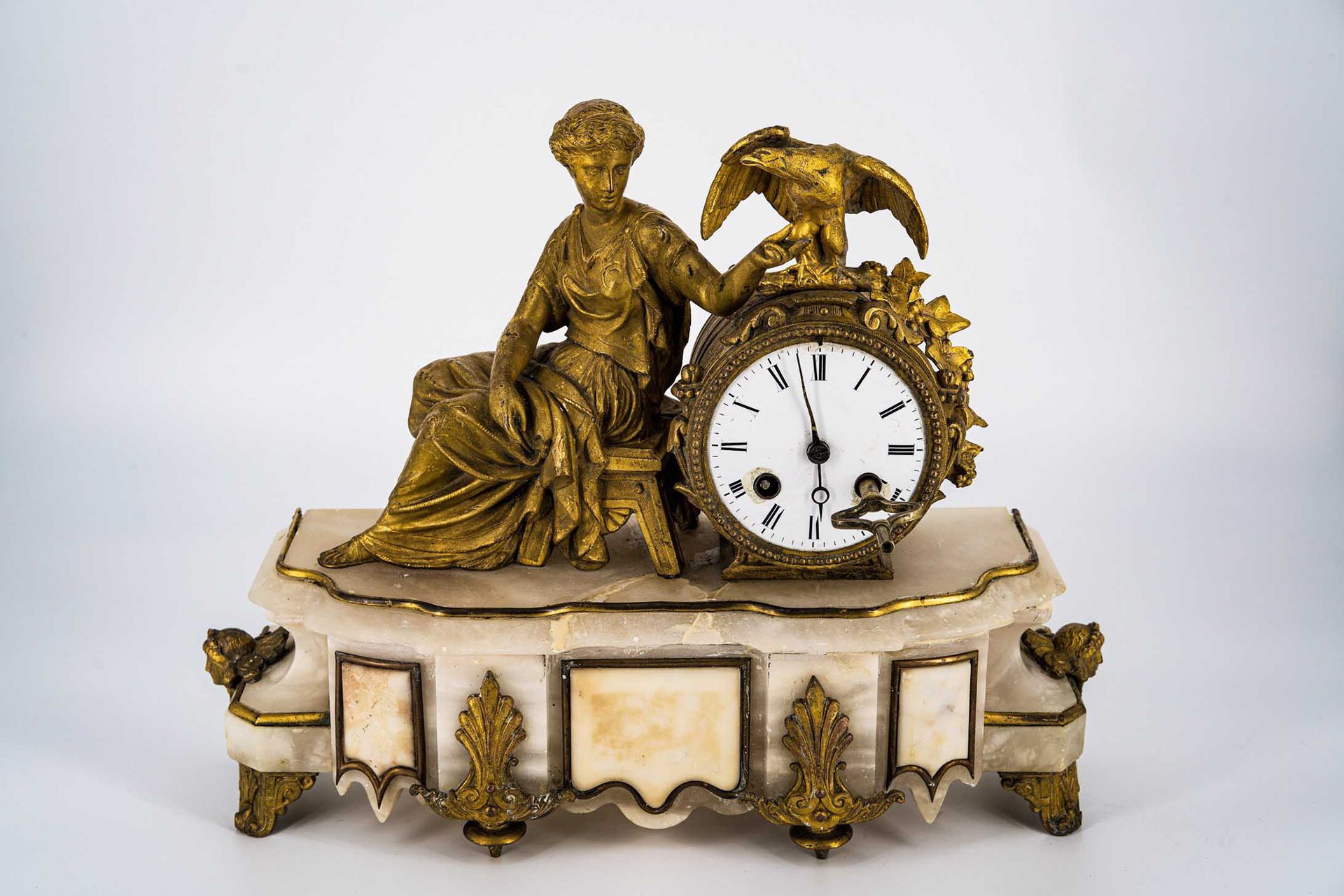 Null 装饰品时钟

法国 19世纪末

锑和雪花石膏镀金，女性坐像面向左边，正在喂鹰，在一个有铜面具和脚的成形底座上

高29厘米

 

S. Marti&hellip;