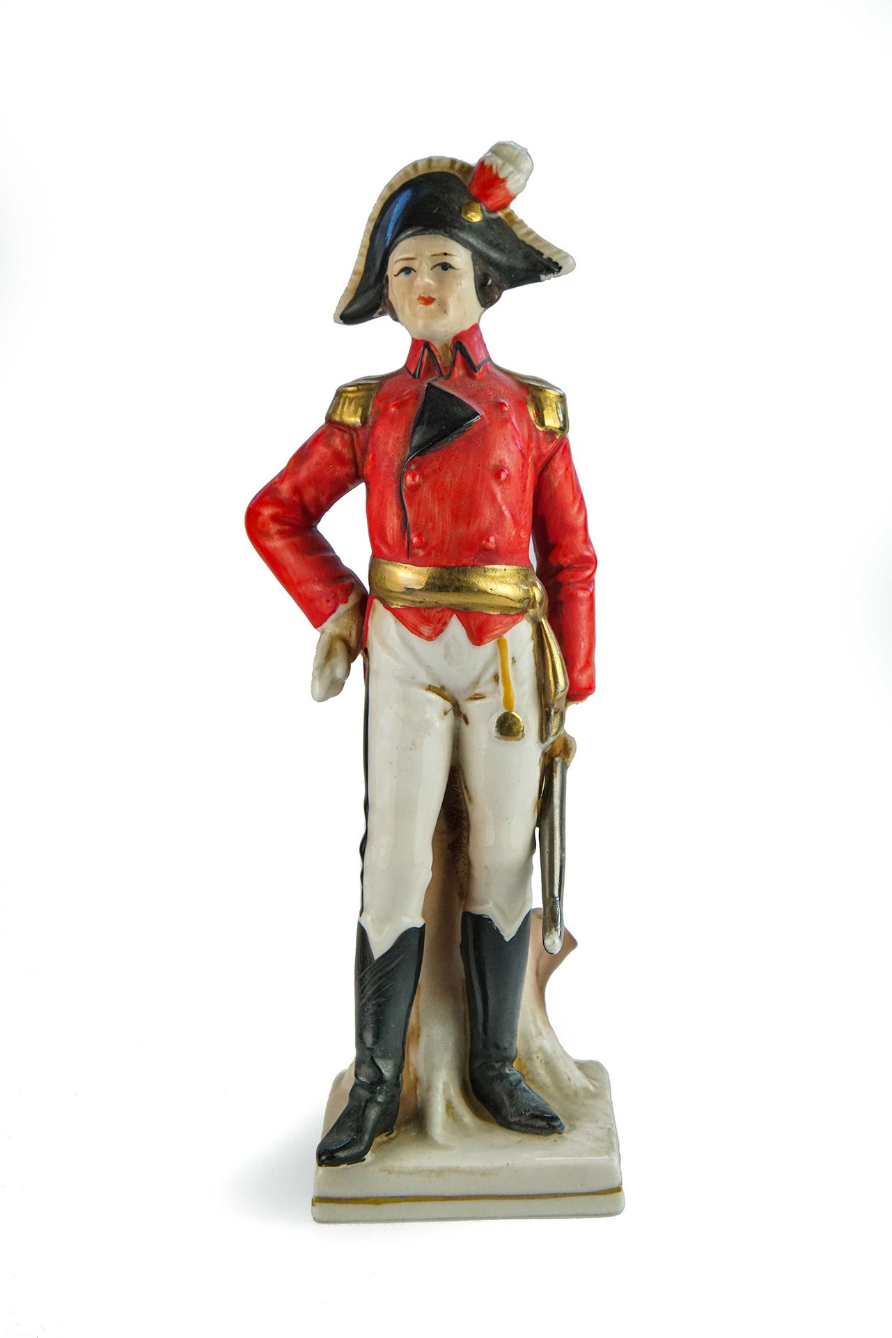 Null 描写拿破仑将军的雕像

在多姿多彩的瓷器中，Capodimonte类型的制造

h 25 cm