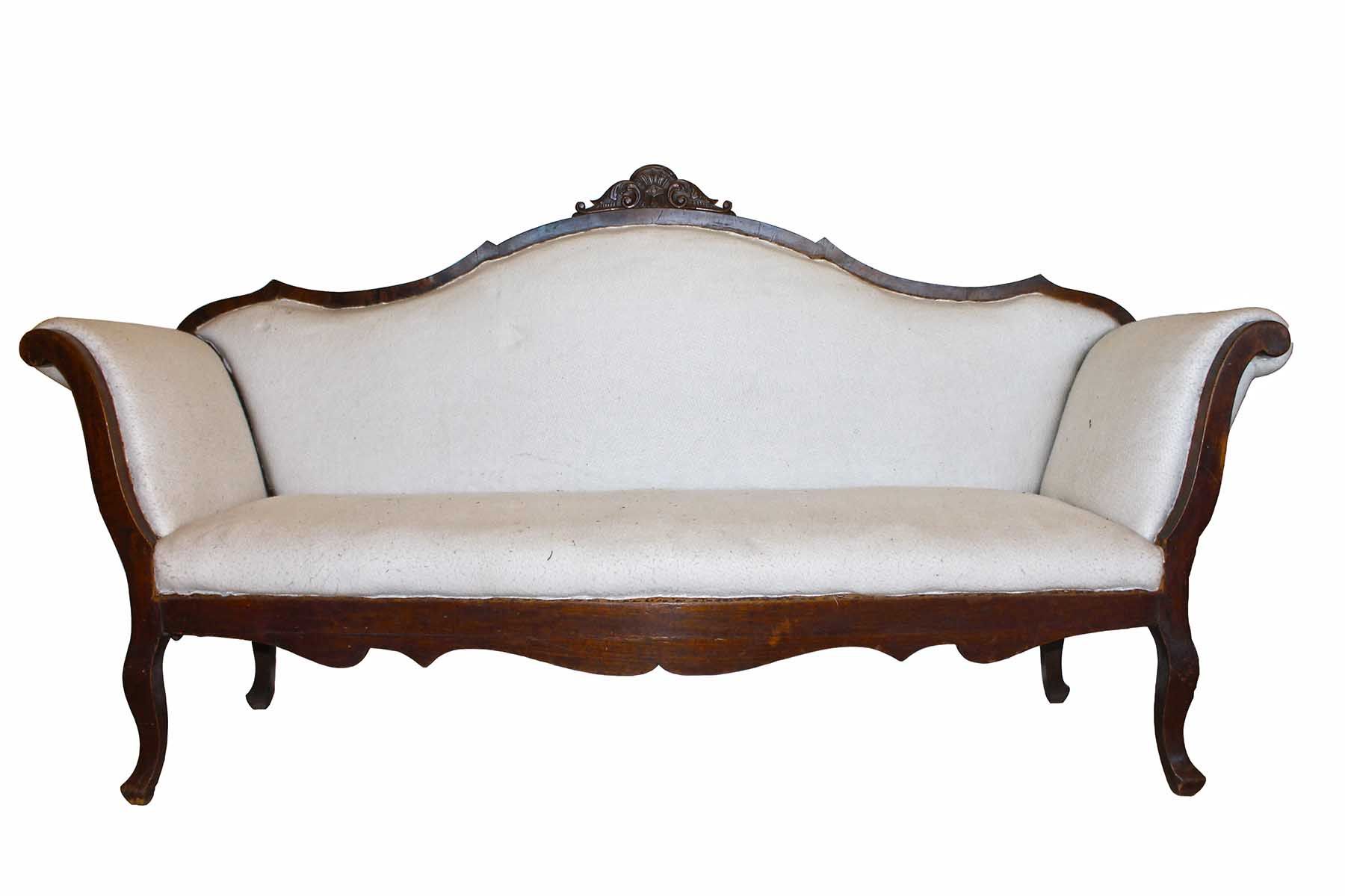 Null 路易-菲利普沙发

19世纪中期

胡桃木雕刻，以对立的卷轴为中心的形状的背部，扇形的扶手，软垫的背部，波浪形的腿，没有软垫，轻微缺陷

220x50&hellip;