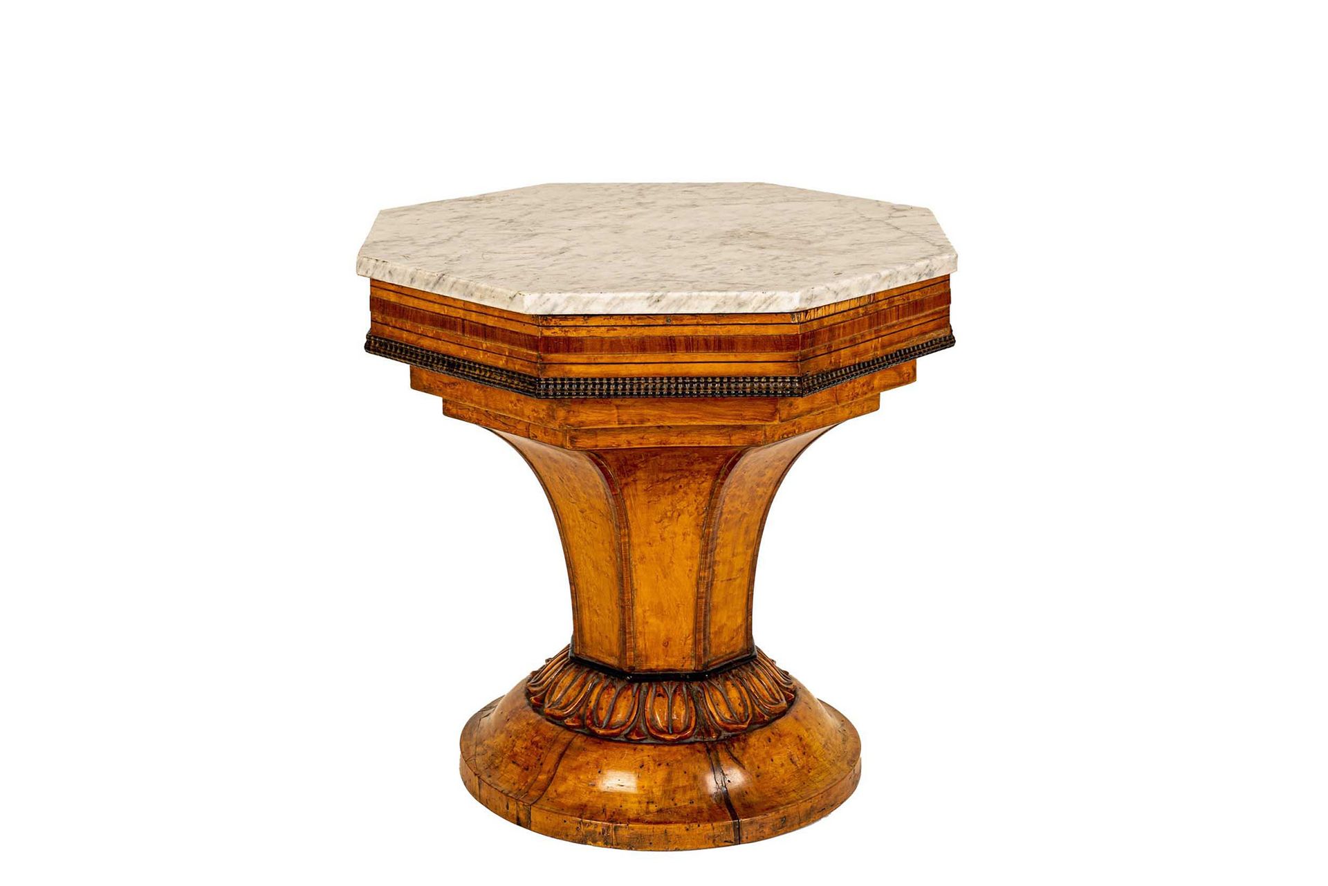 Null 低矮的中心桌

西西里岛查理十世时期，约1830年

金色桃花心木，镶嵌白色大理石面板

直径37厘米，高56厘米