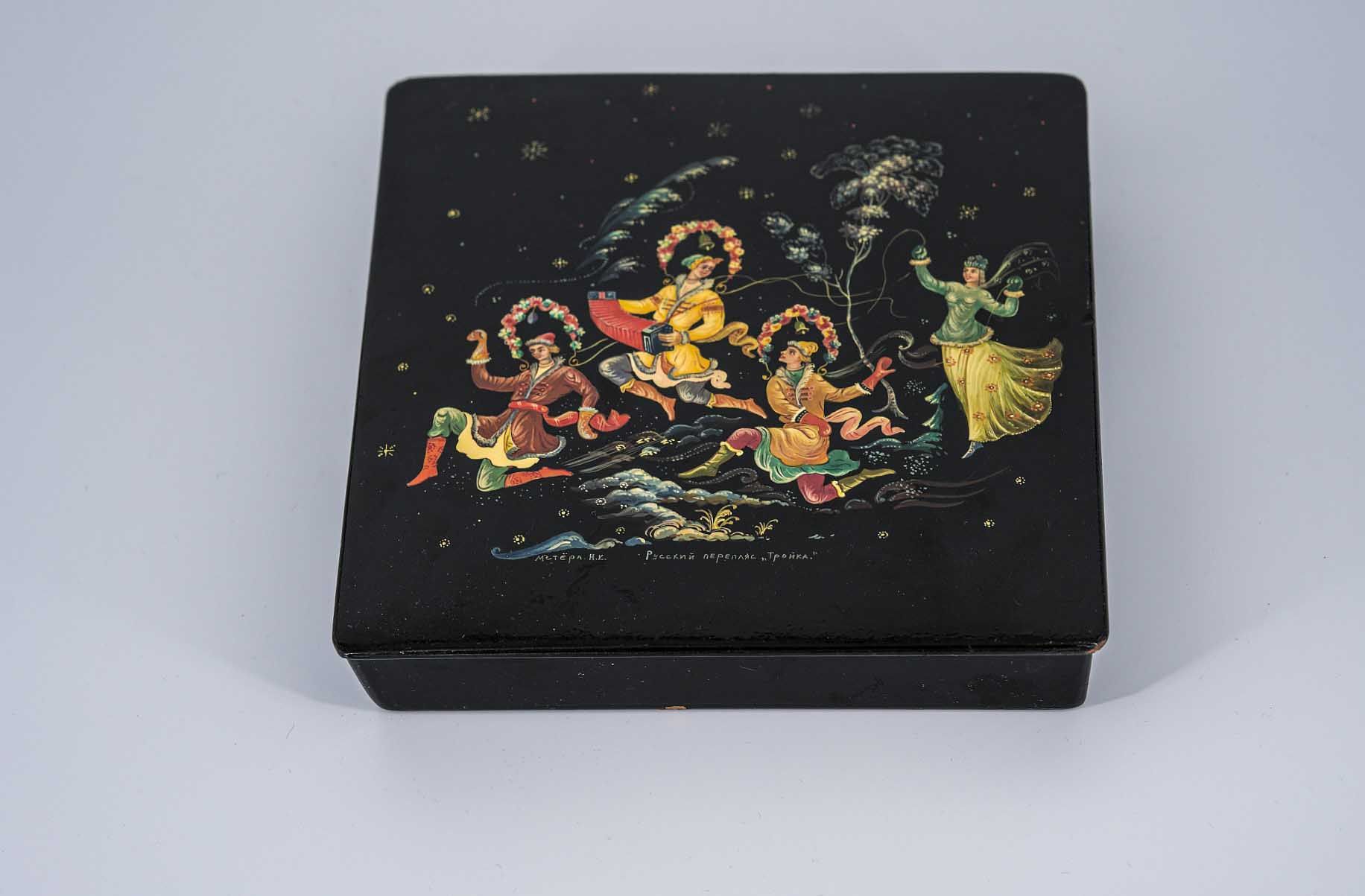 Null Russian hand-painted box 

mid-20th century 

18.5x18.5x3.7 cm.