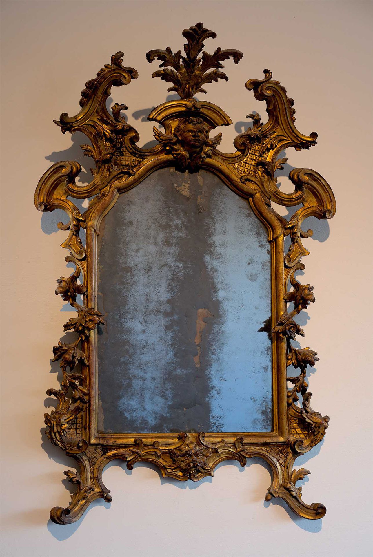 Null 重要的镜子

佛罗伦萨 18世纪上半叶

丰富的雕刻和镀金的木头；破损的拱门以圆雕的有翼的普陀头为中心，在植物的涡流中，沿着两侧落下花卉的总状花序，下&hellip;
