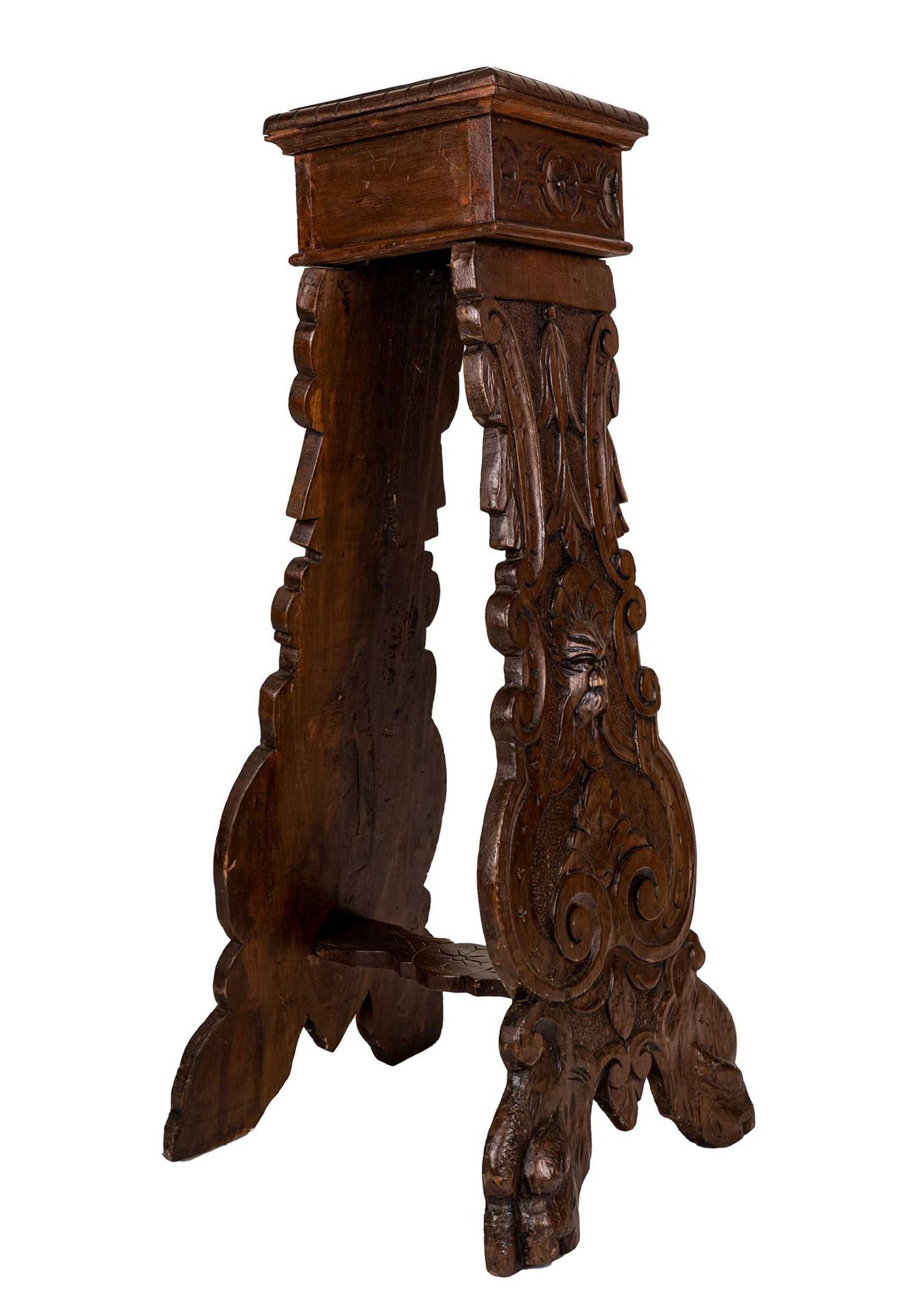 Null 胸部长椅

19世纪末

文艺复兴风格，胡桃木雕刻，方形的上表面有空心的边缘，形状的腿上装饰着植物形态的涡旋，中心是一个面具，脚下是狮子造型的。

高&hellip;